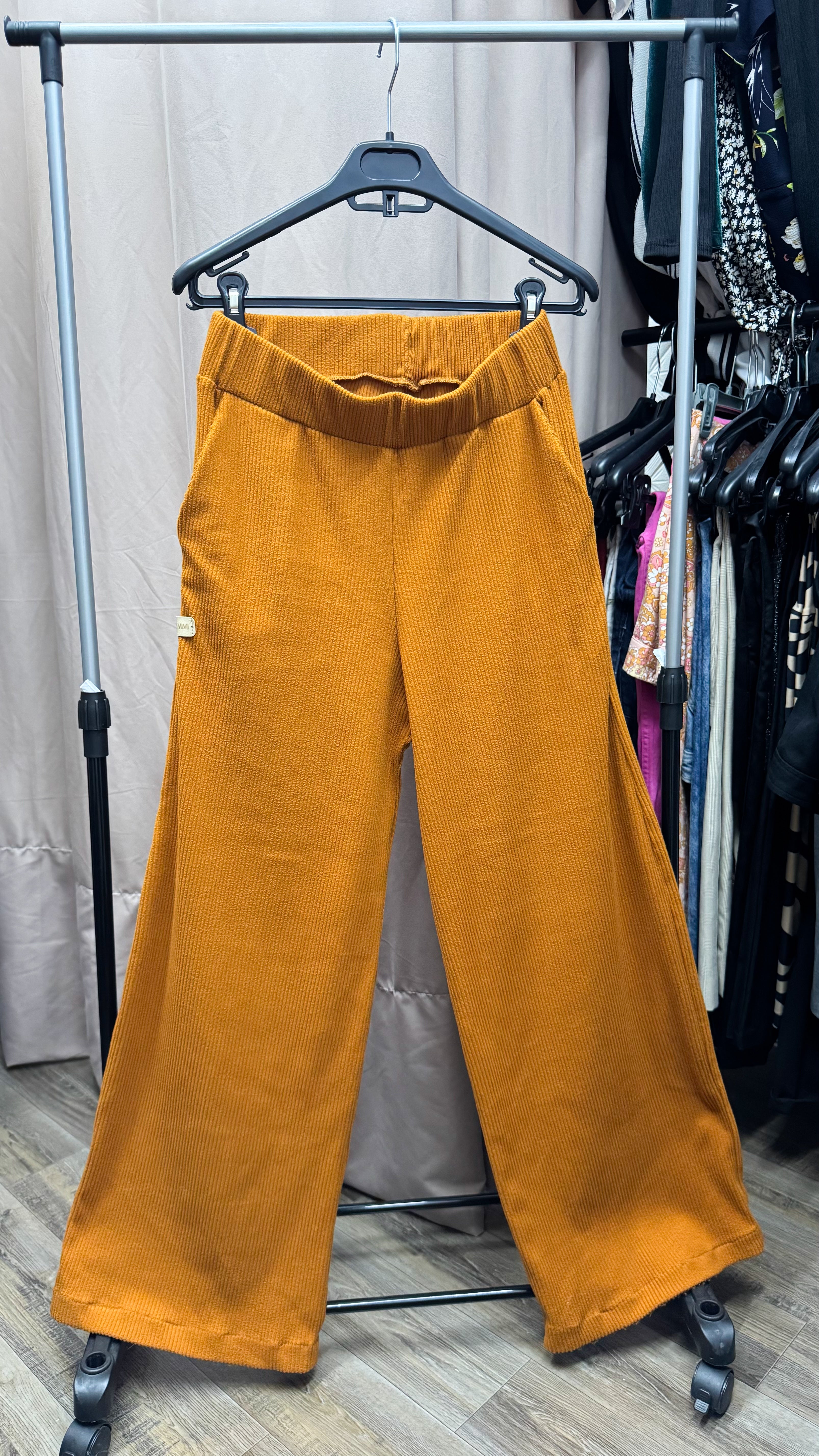 Pantalón de tela mostaza