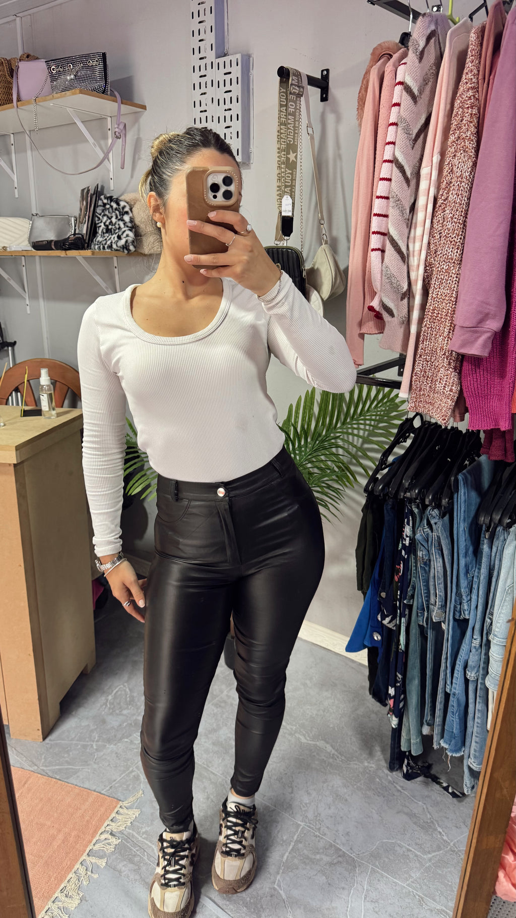 Pantalón engomado negro alicrado