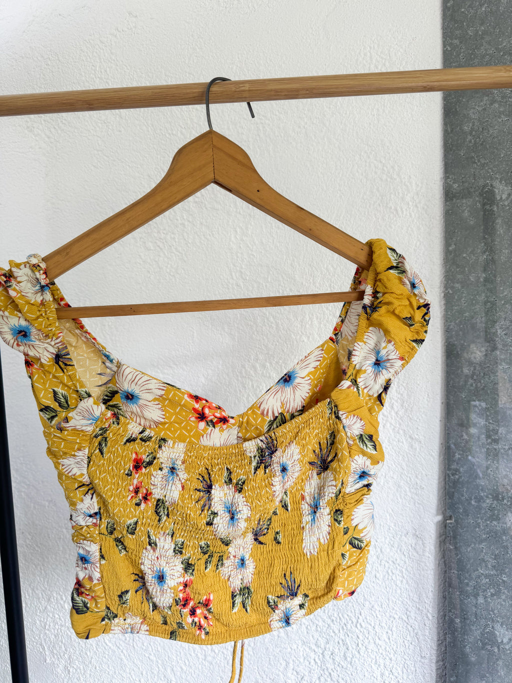 Top amarillo con flores