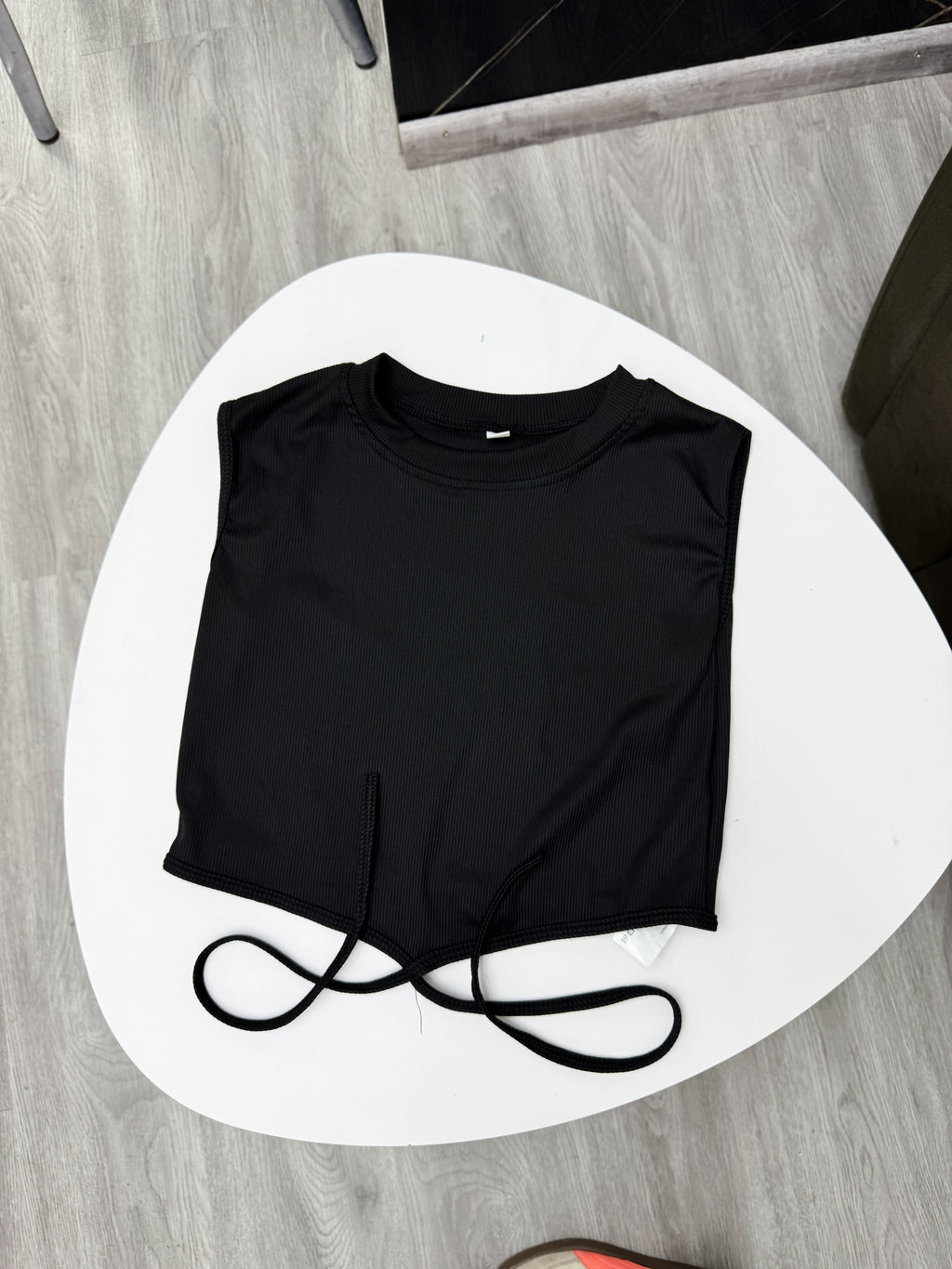Top negro con tiras cruzadas