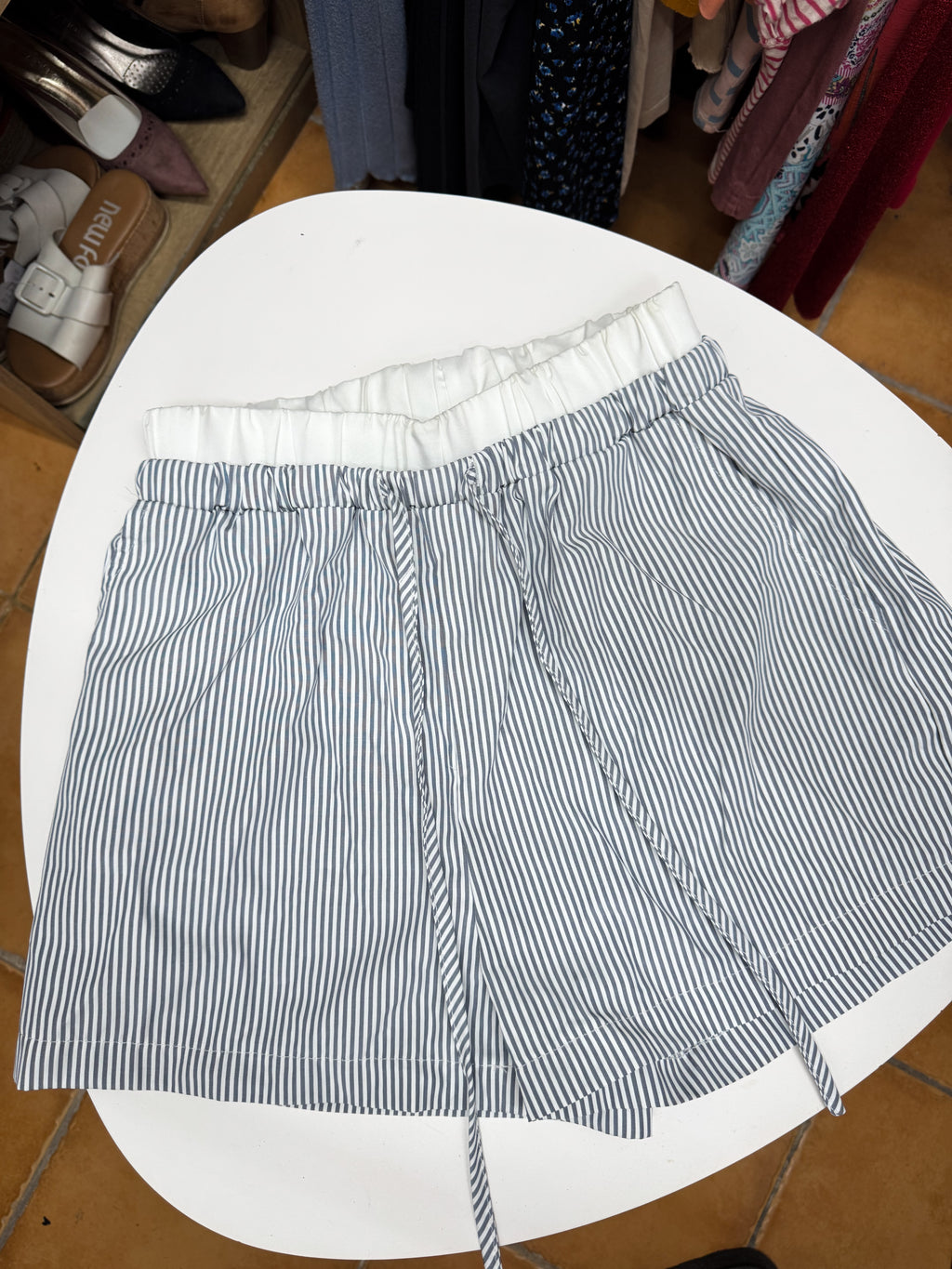 Short celeste con cintura blanca