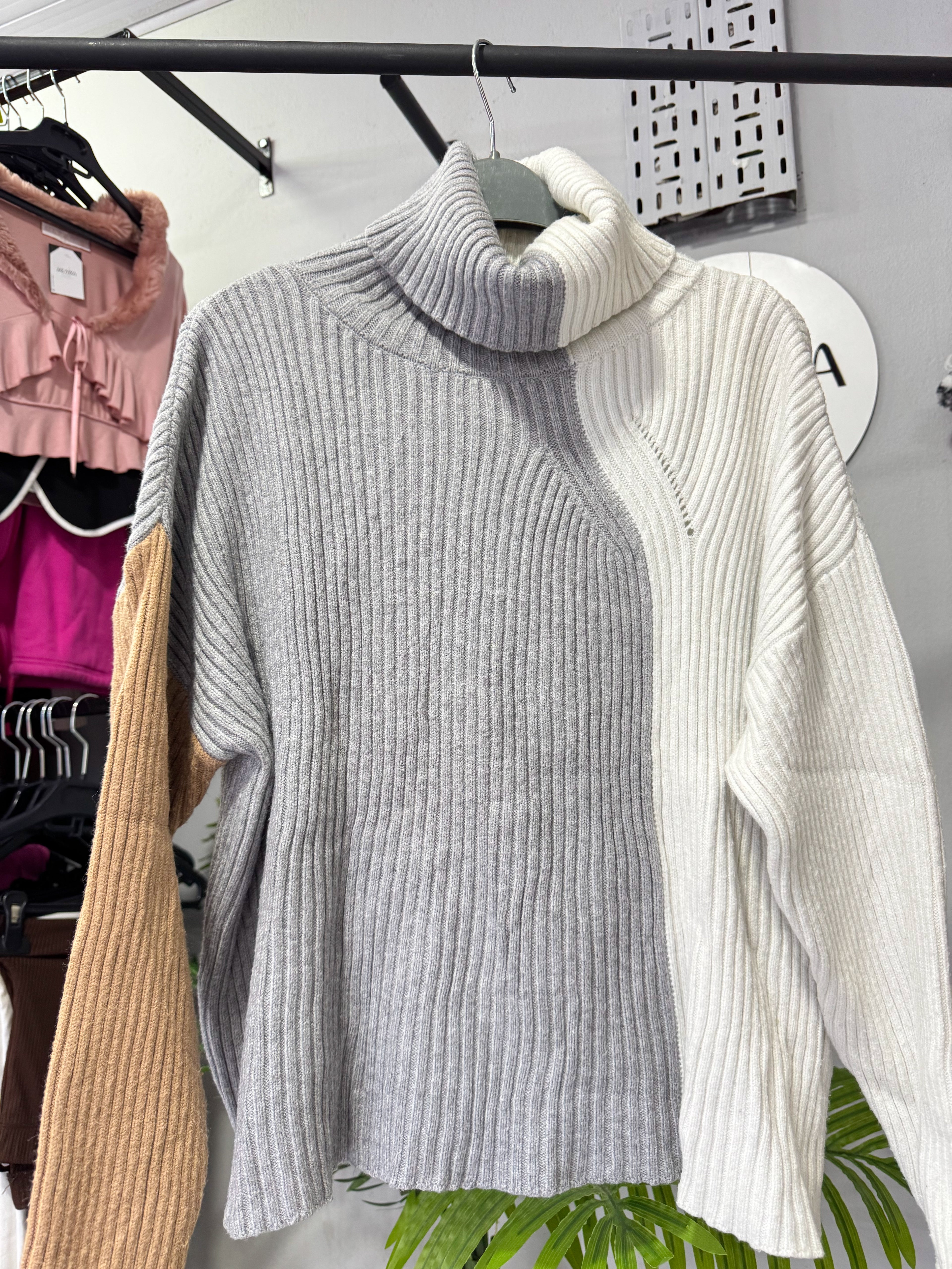 Polera blanca gris y marrón