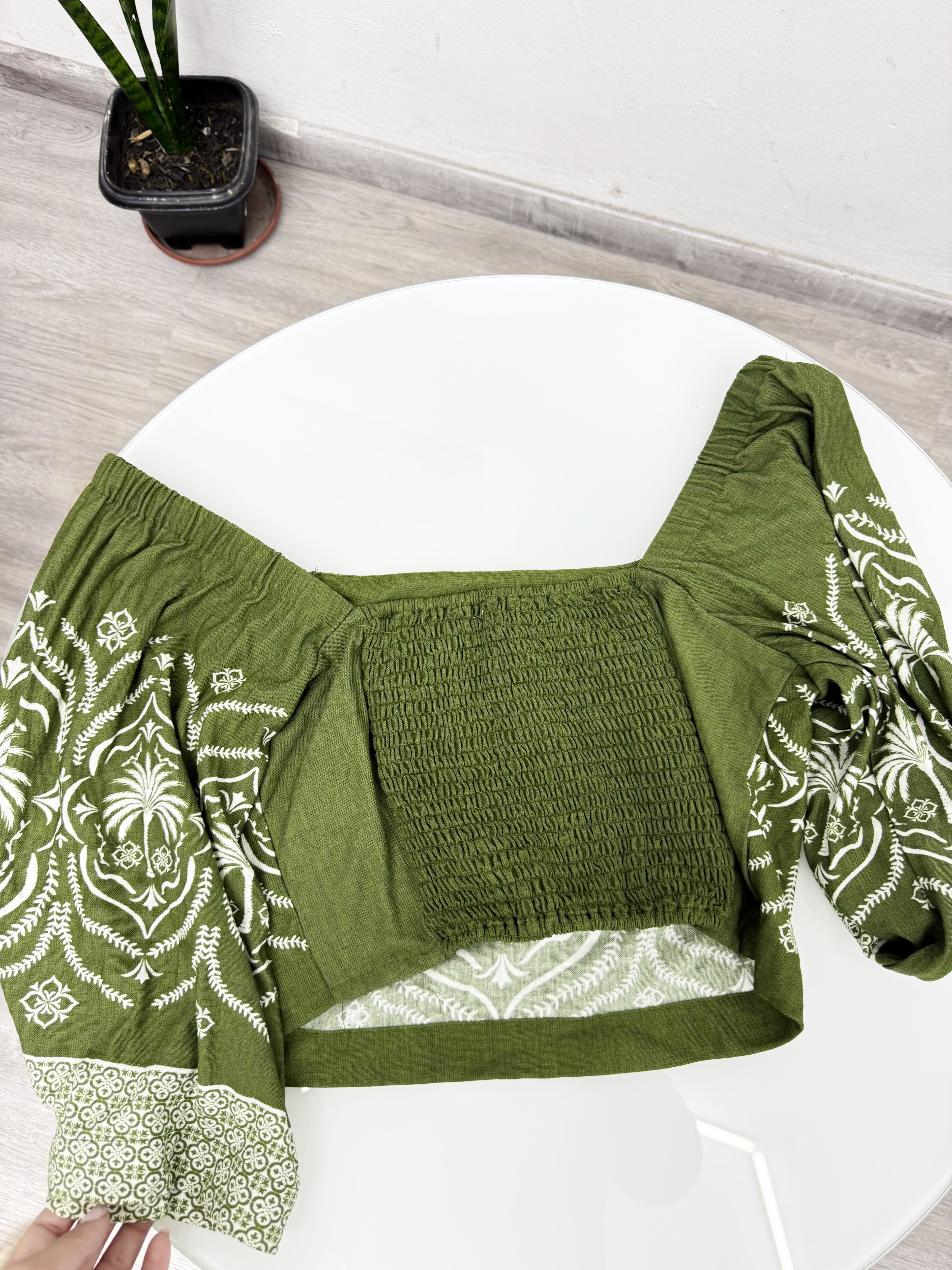 Blusa verde con mangas anchas