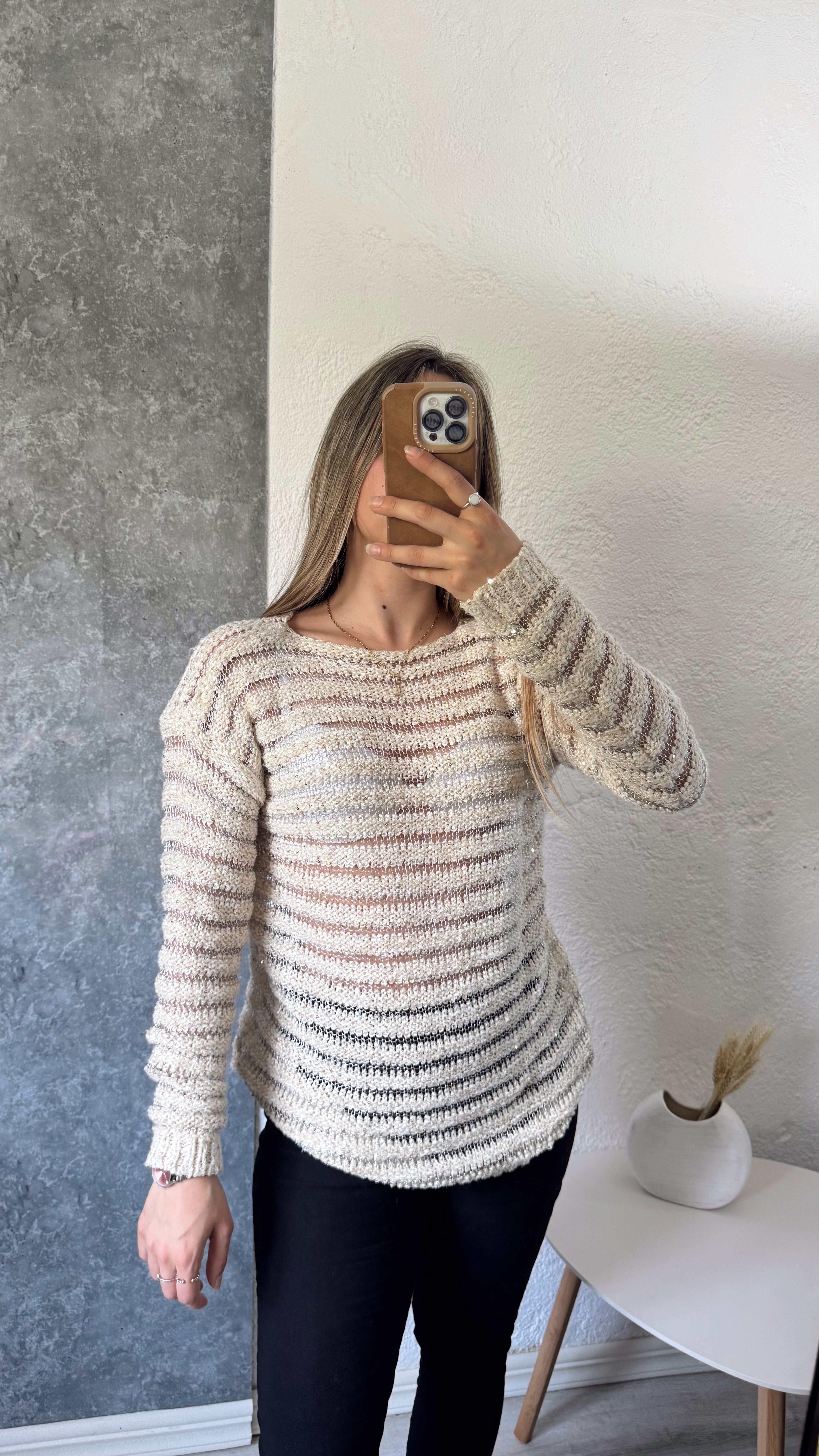 Buzo beige con transparencias