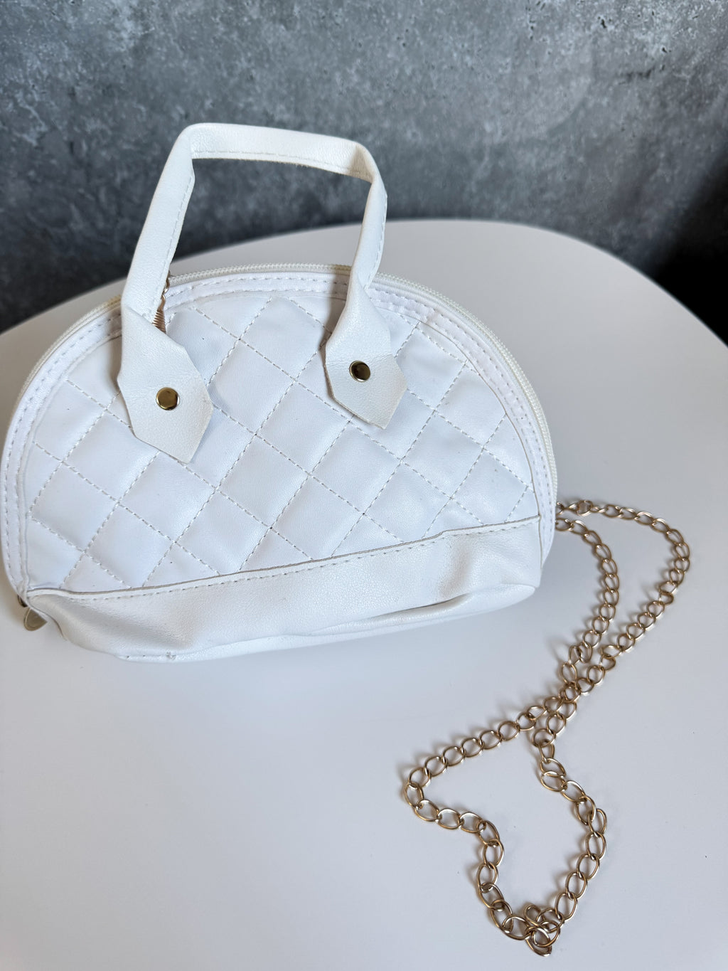 Cartera blanca con cadena