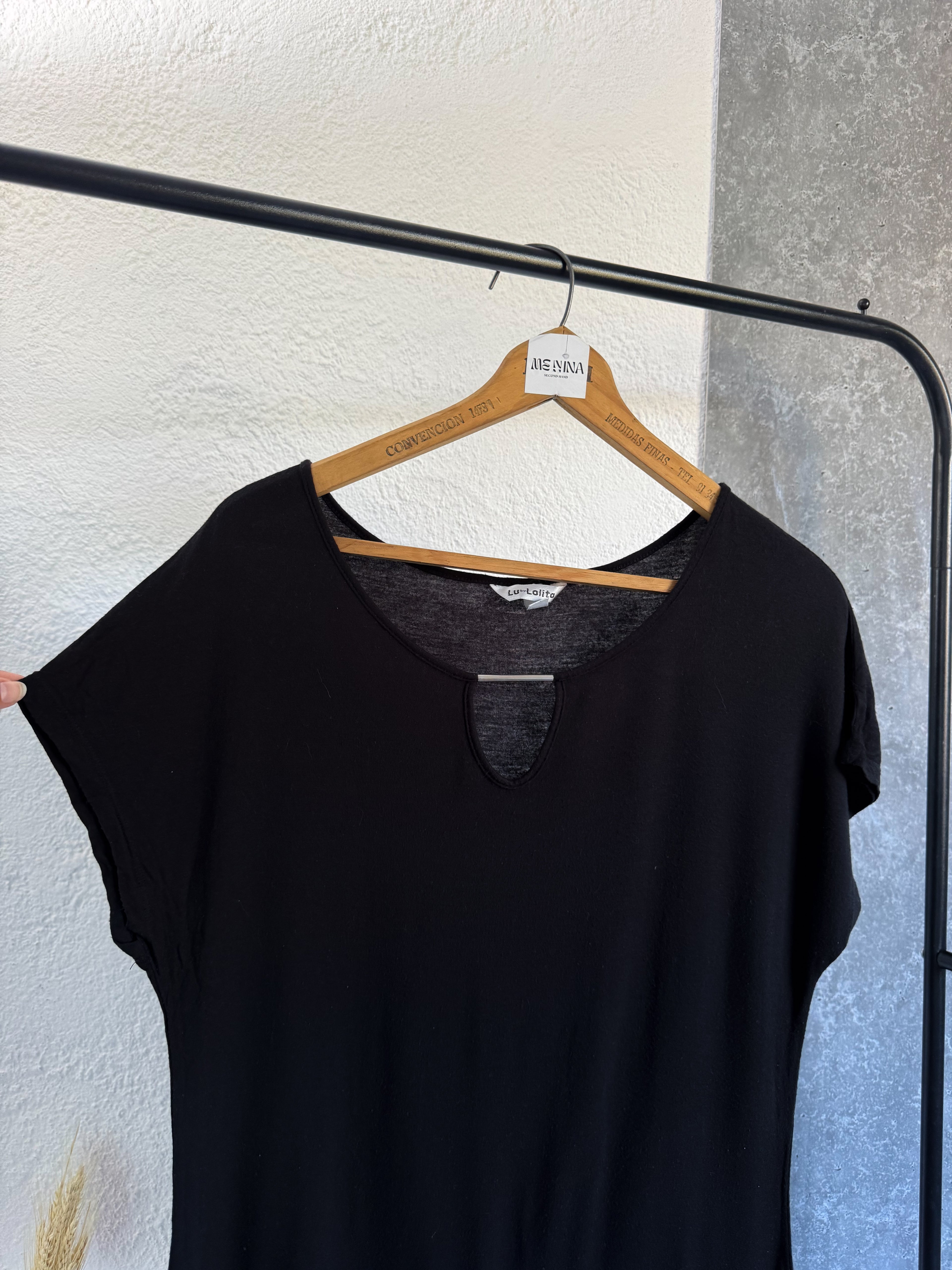 Remera negra Lolita con escote