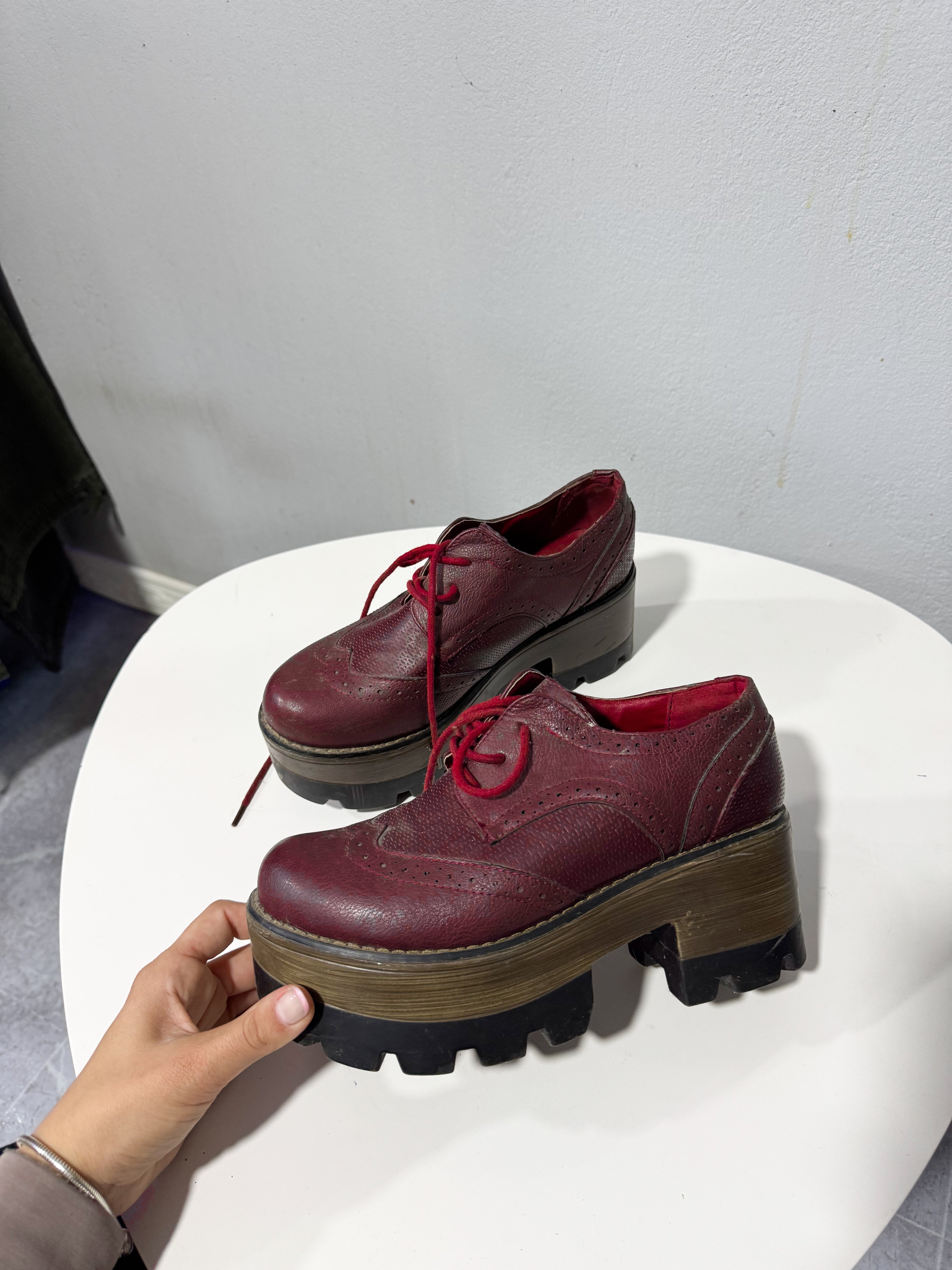 Zapatos bordó plataforma