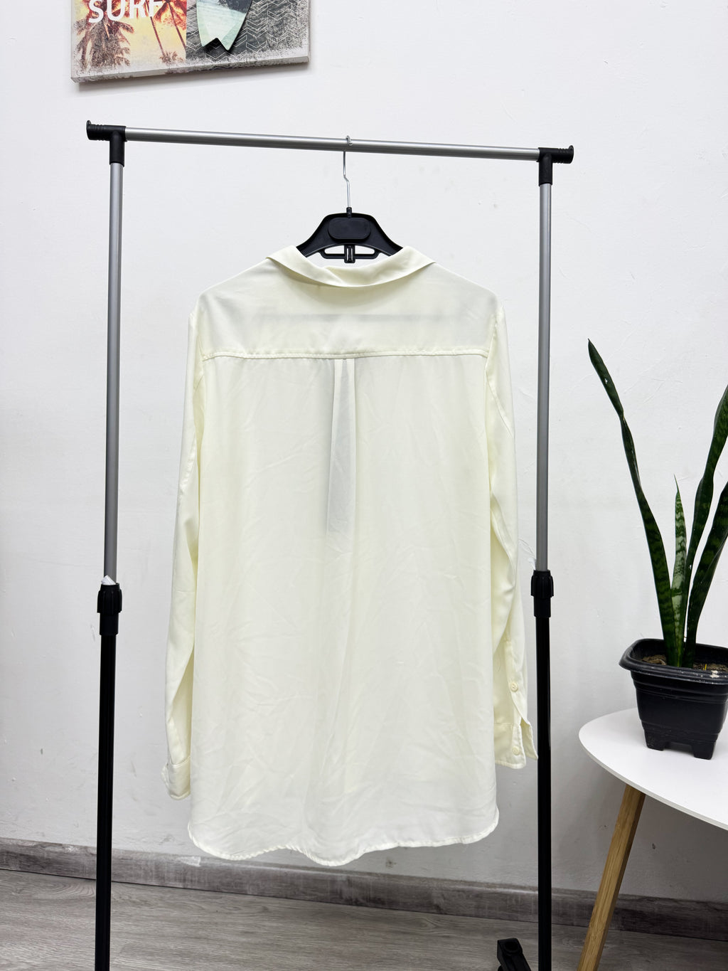 Camisa larguita blanca con cuello negro