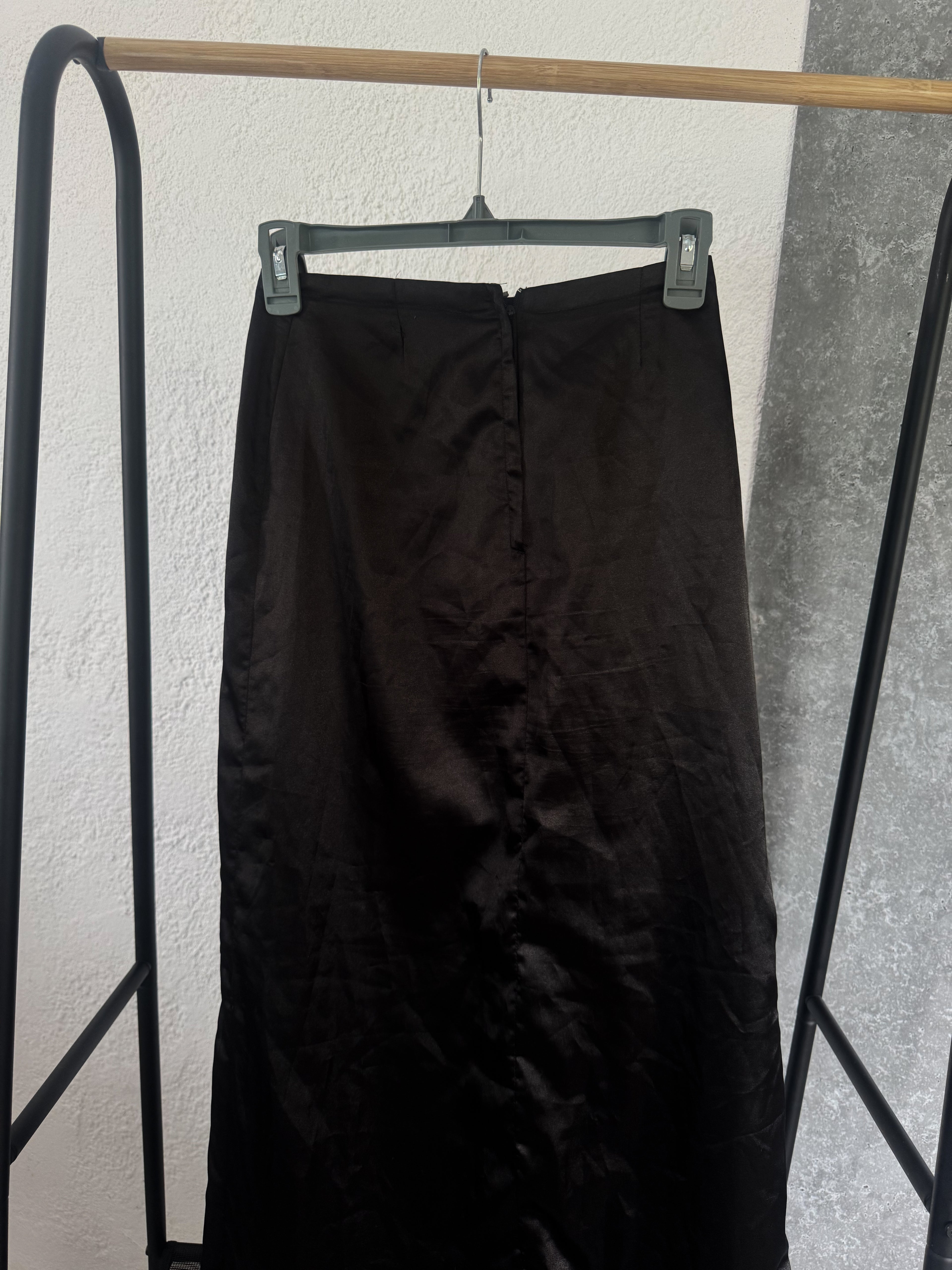 Pollera negra larga de satén