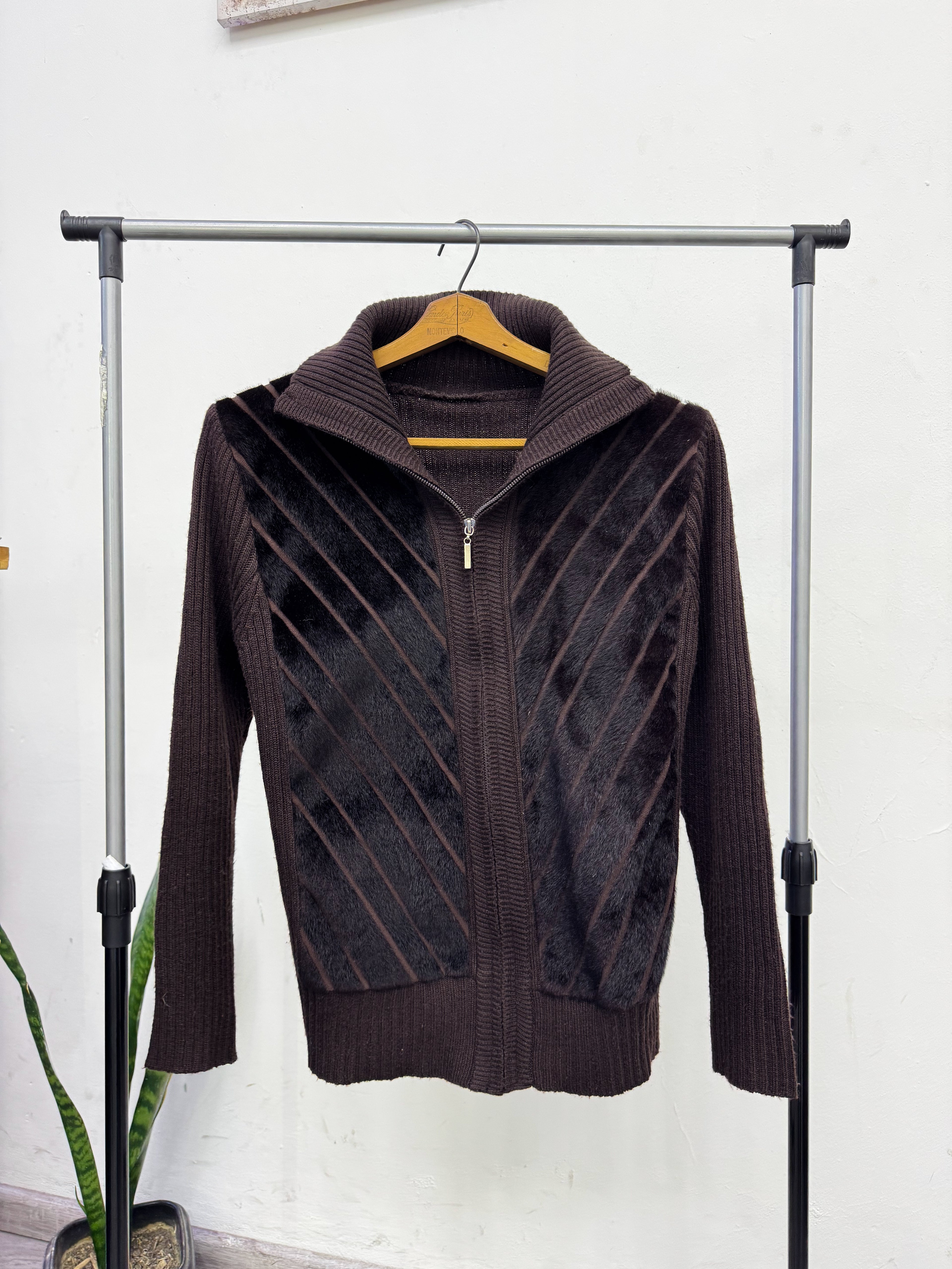 Campera marrón con piel