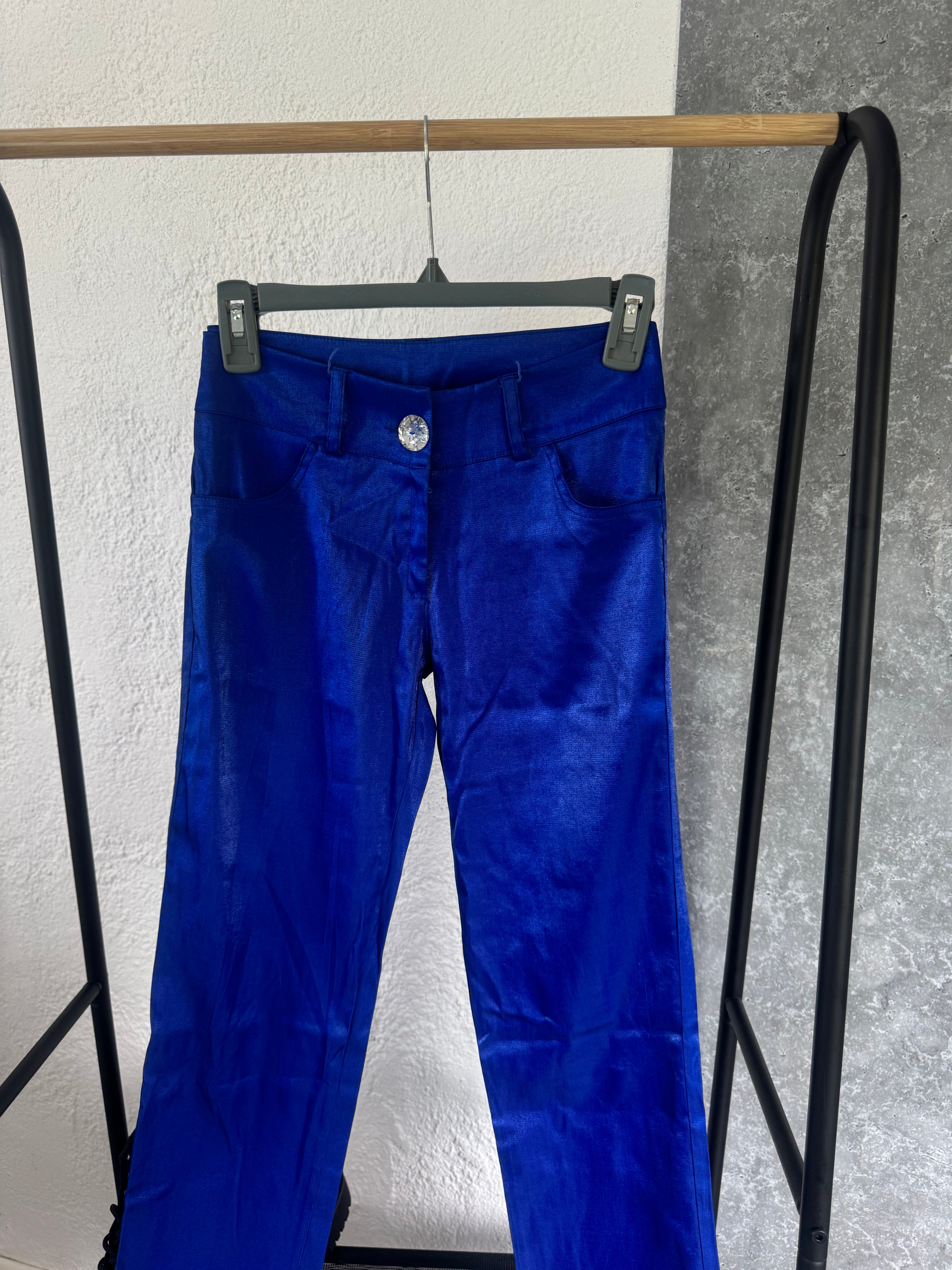 Pantalón azul eléctrico de satén