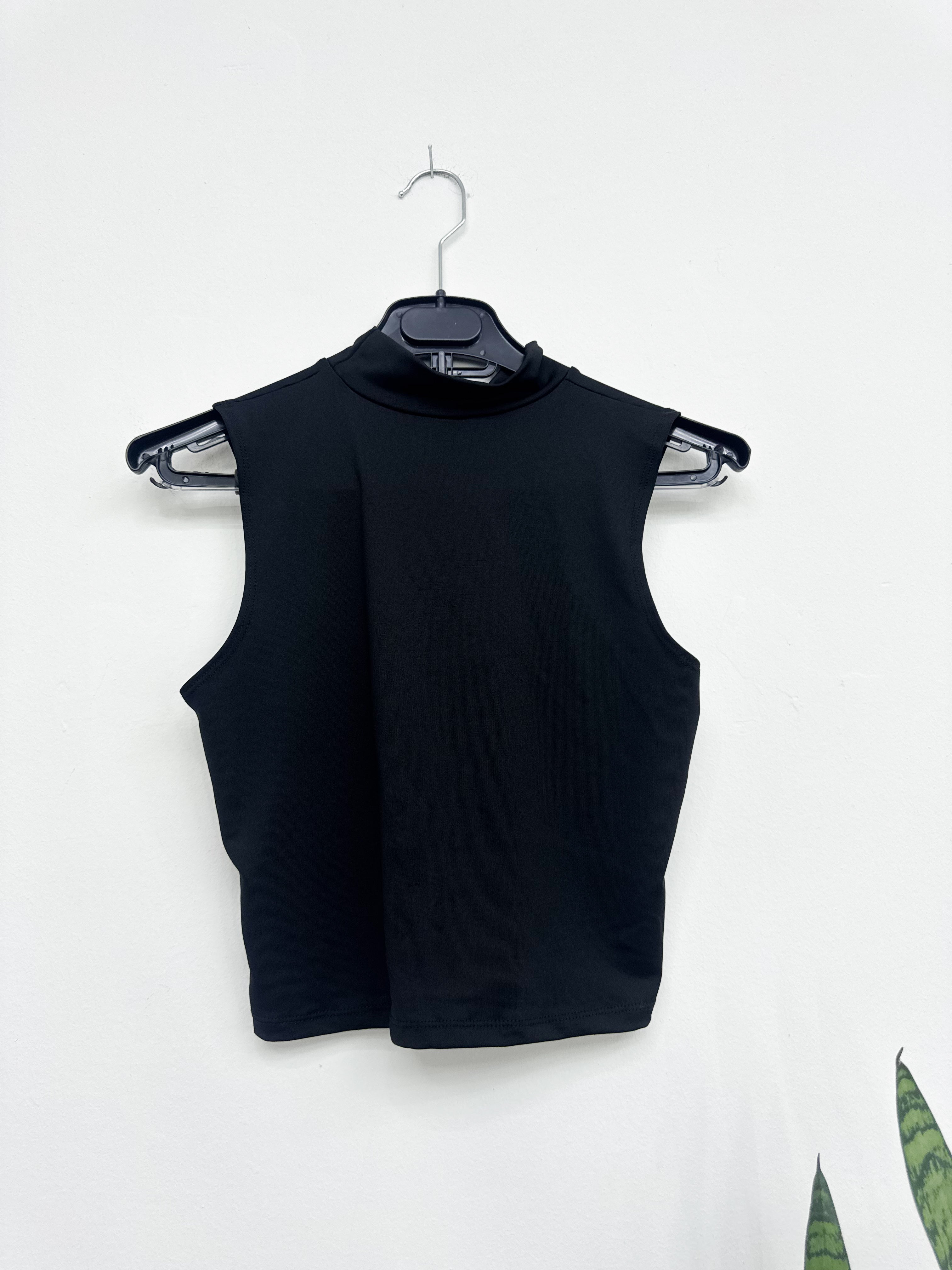 Top negro con detalle en perlas