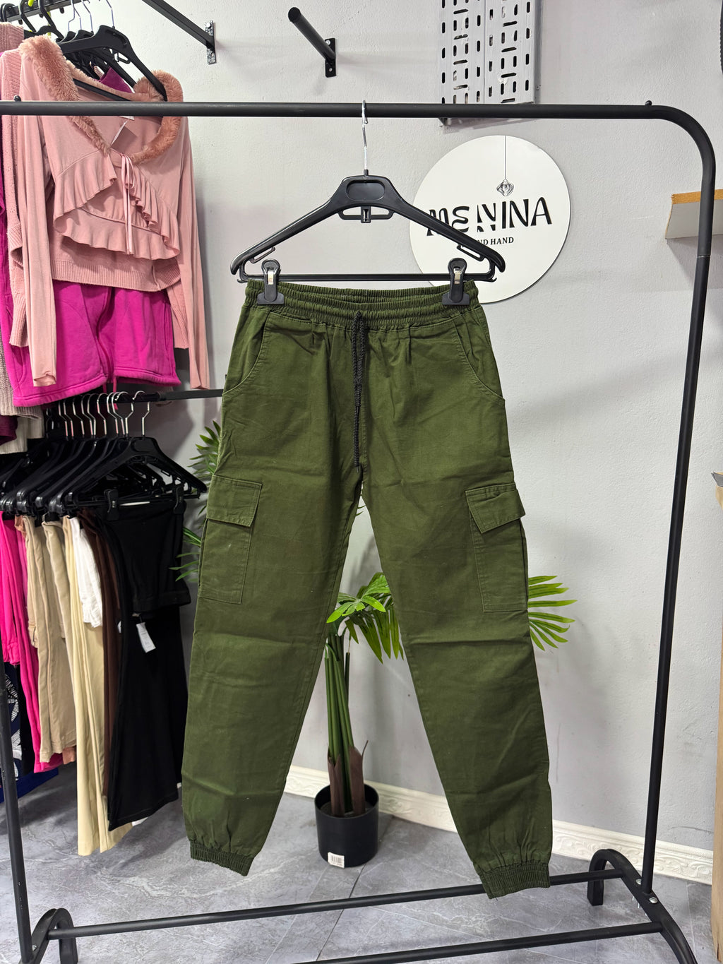 Cargo verde con puños