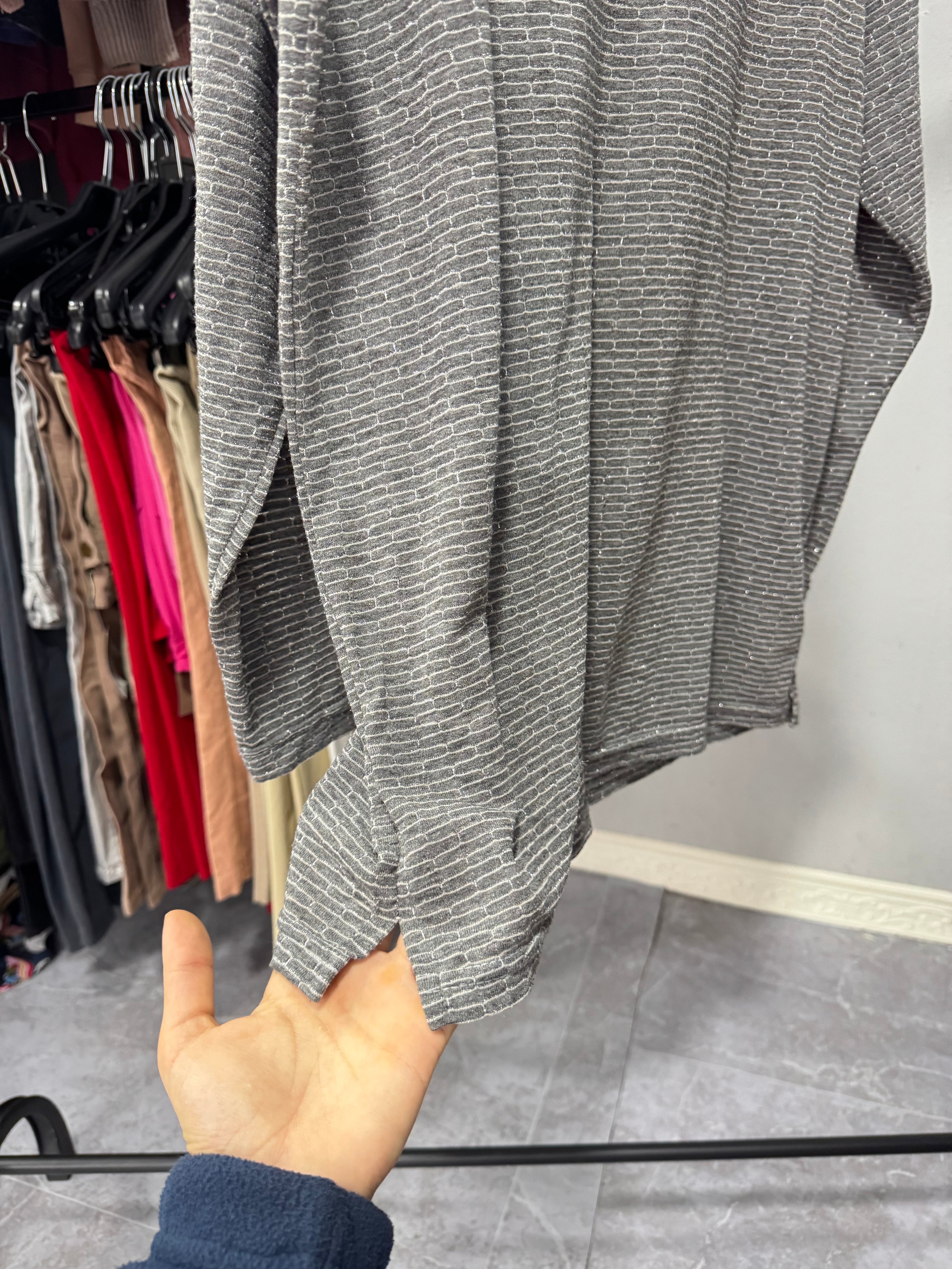 Remera manga larga gris con brillitos
