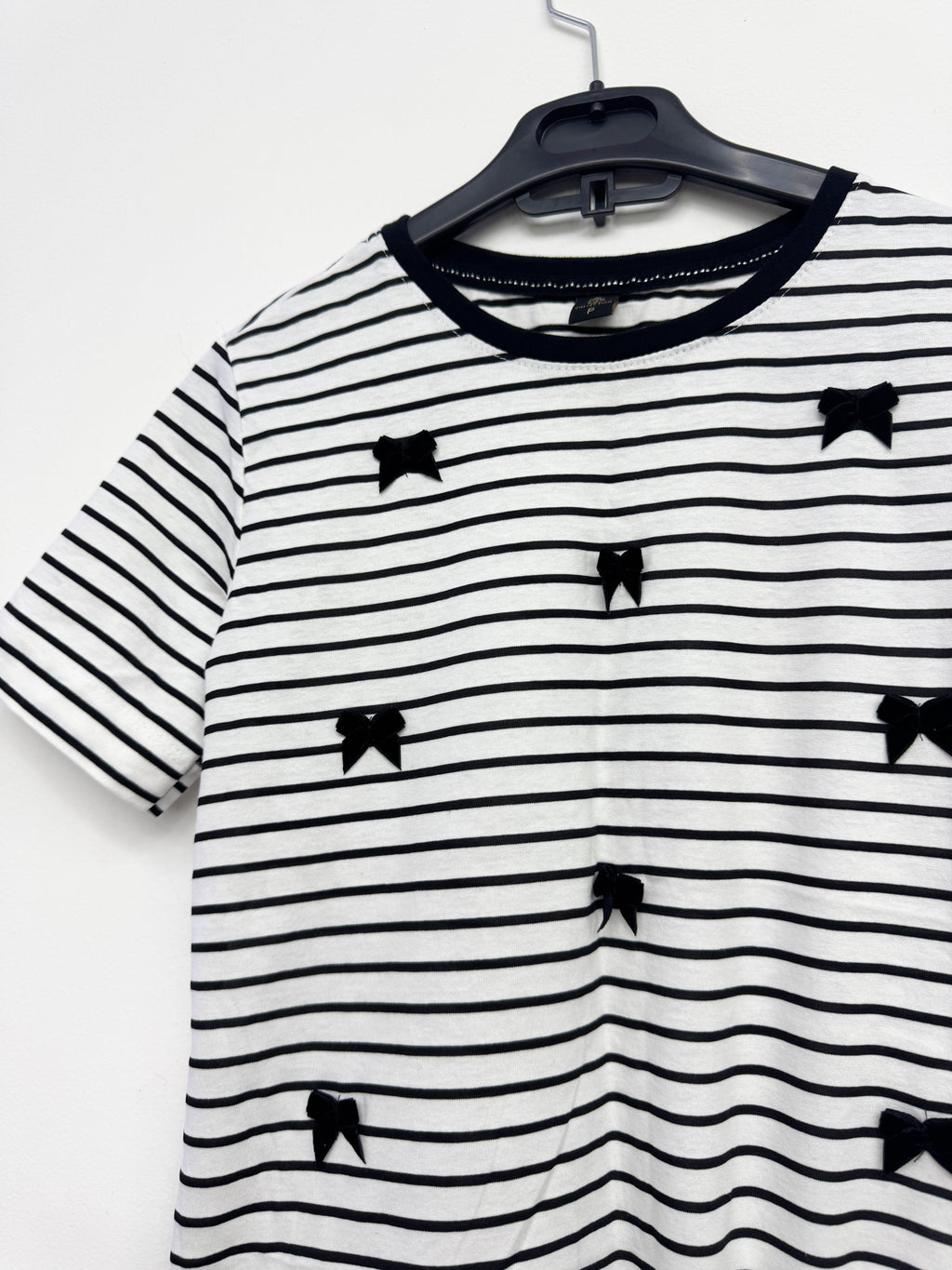 Remera negra y blanca con moñitos