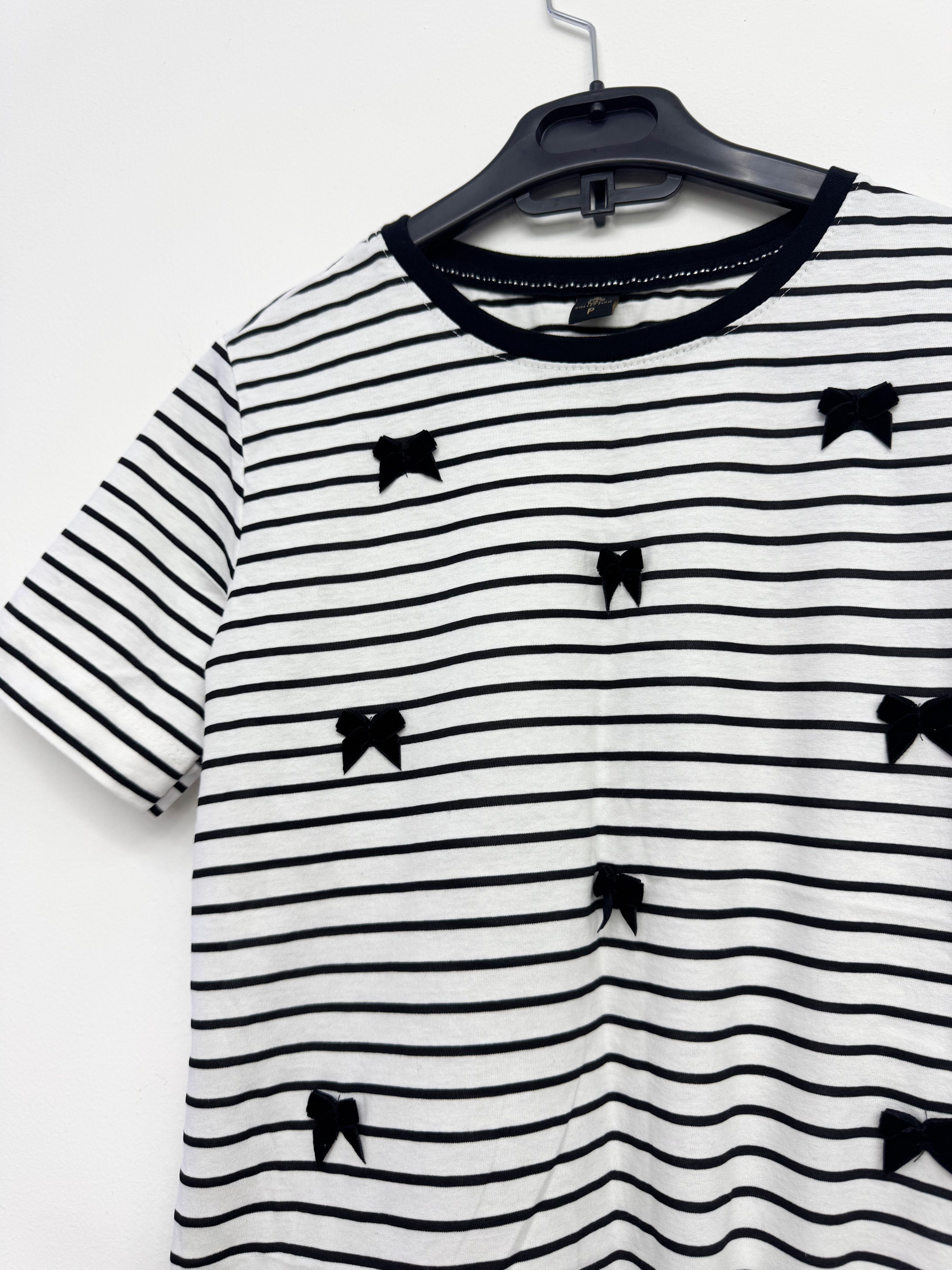 Remera negra y blanca con moñitos