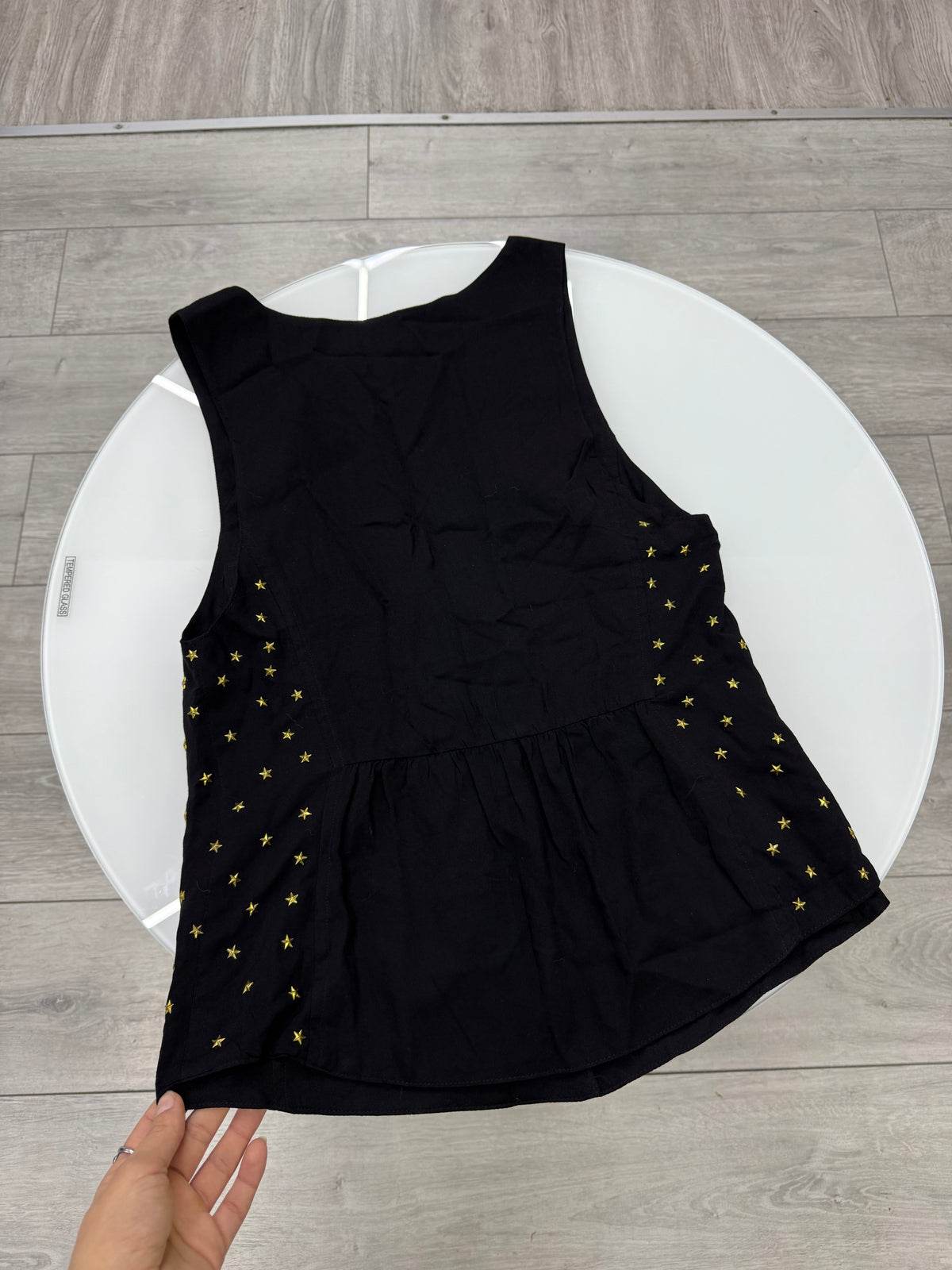 Chaleco tipo sastrero negro con estrellitas doradas