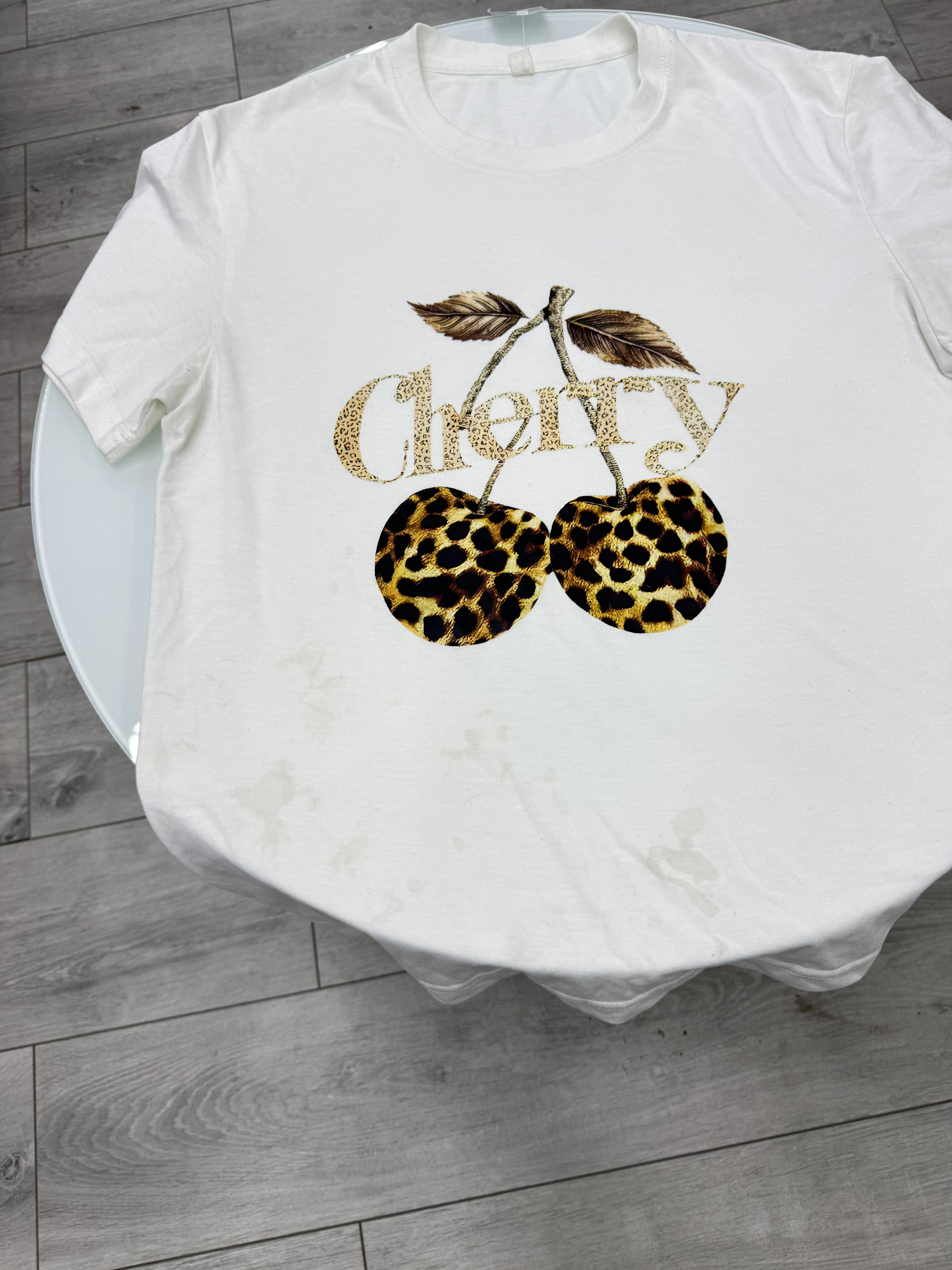 Remera cherry *con detalle