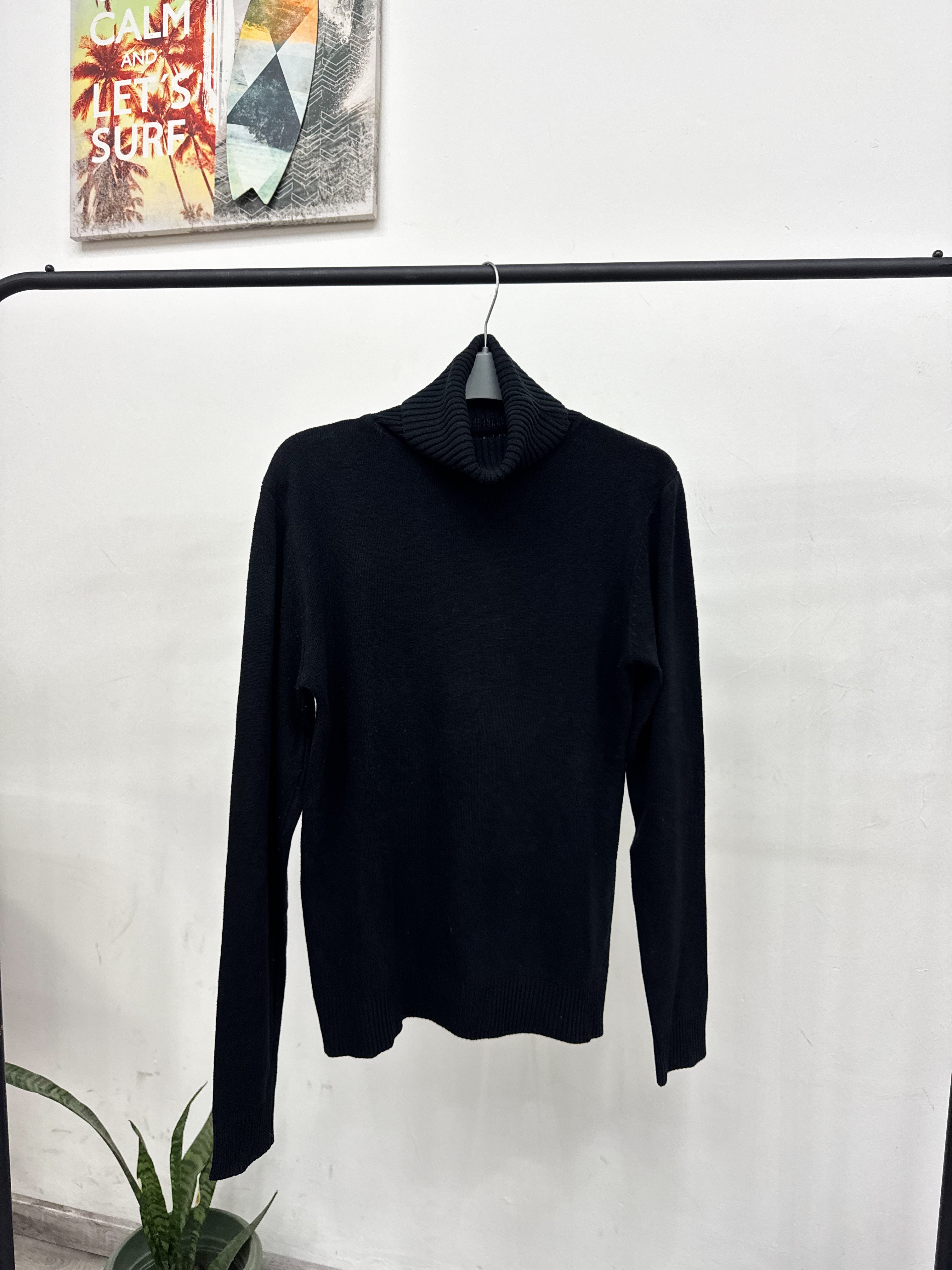Polera negra básica