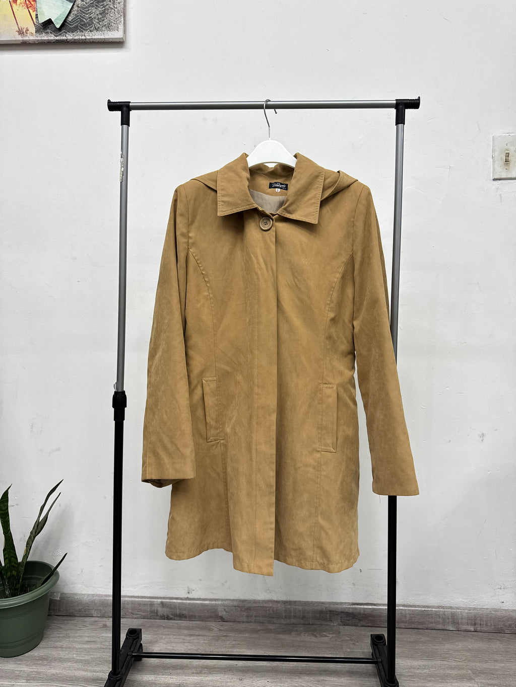 Chaqueta cazadora de gamuza marrón claro con capucha
