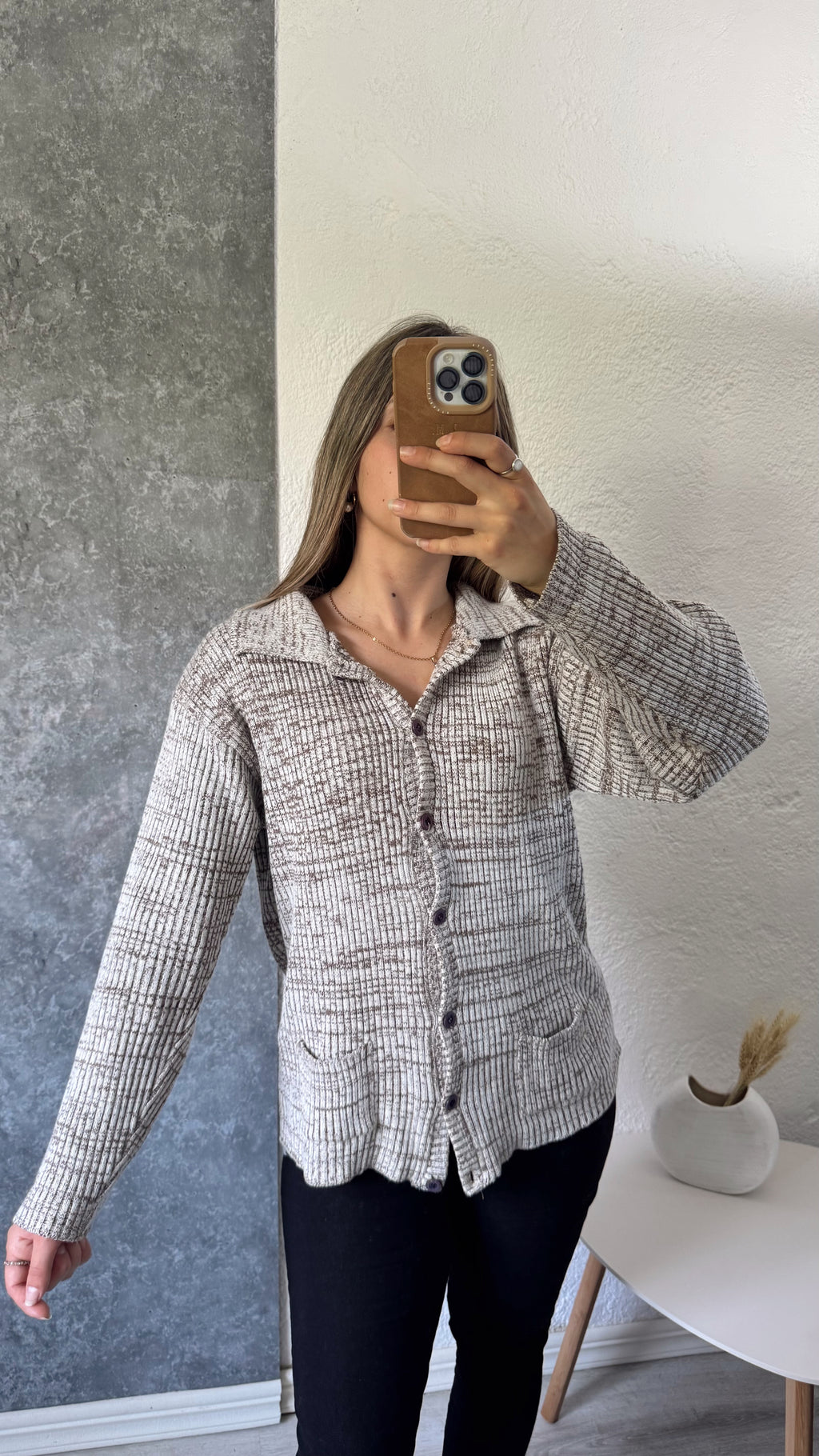 Saco gris y marrón con bolsillos