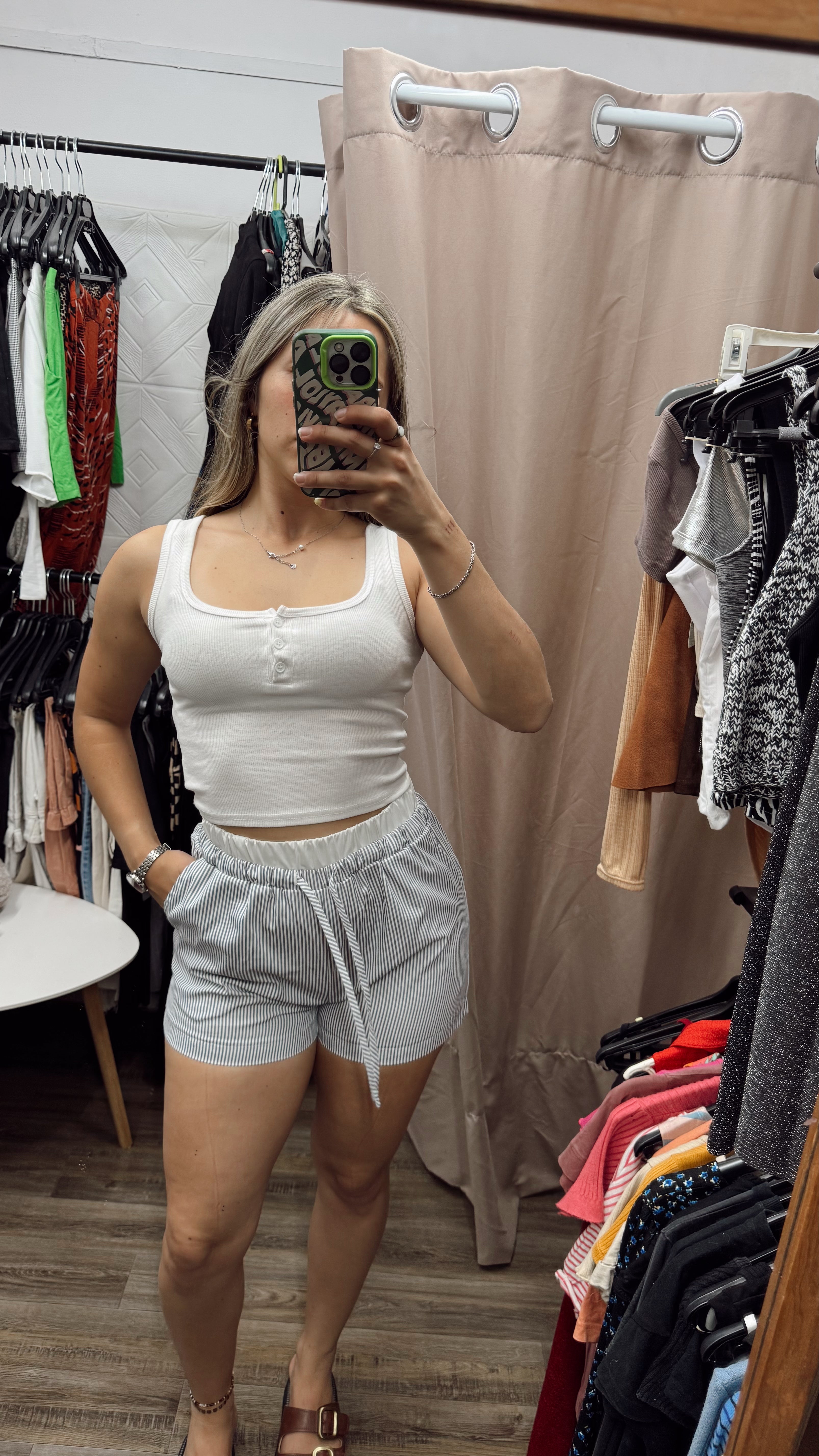 Short celeste con cintura blanca