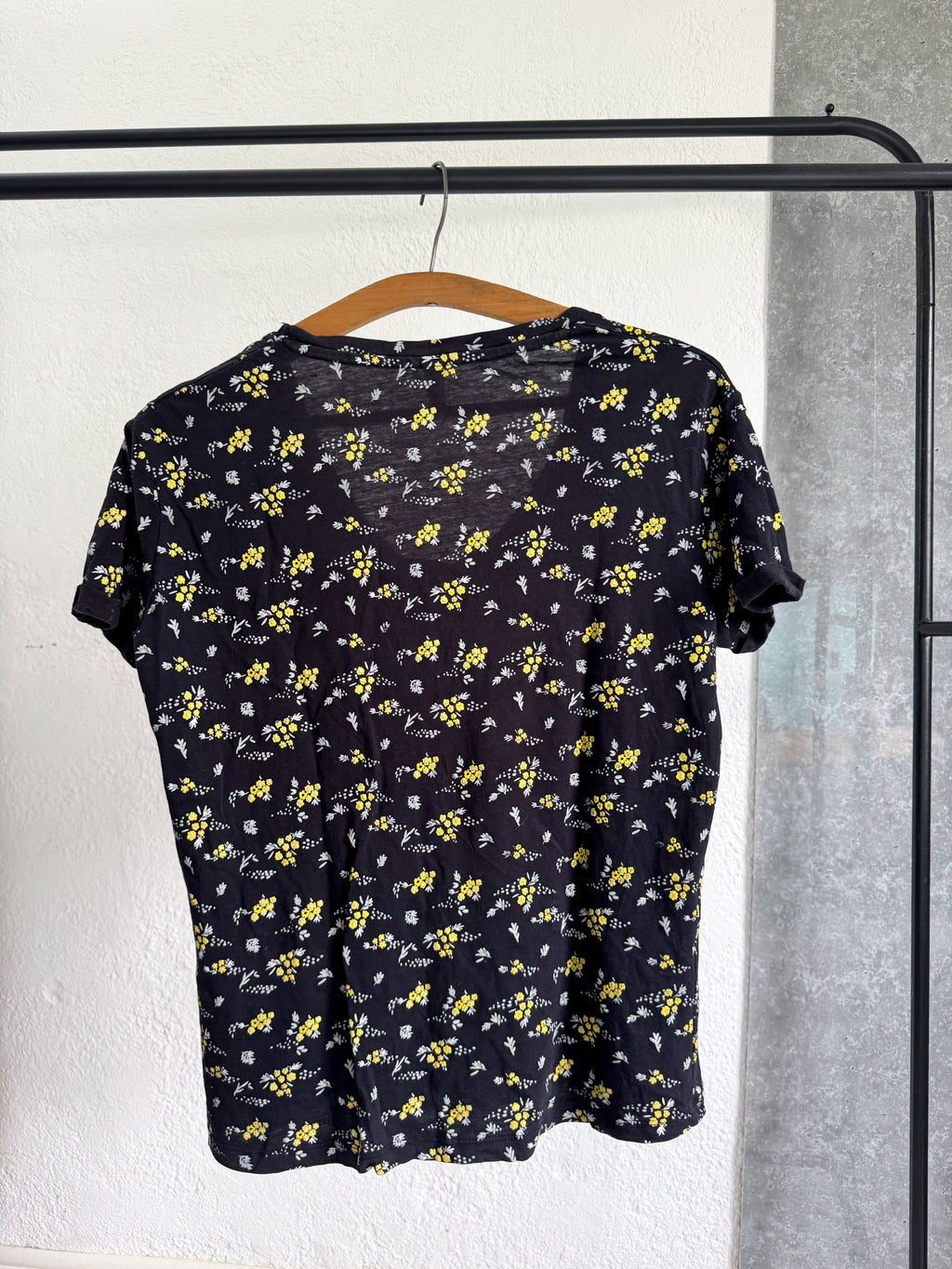 Remera INDIAN negra con flores