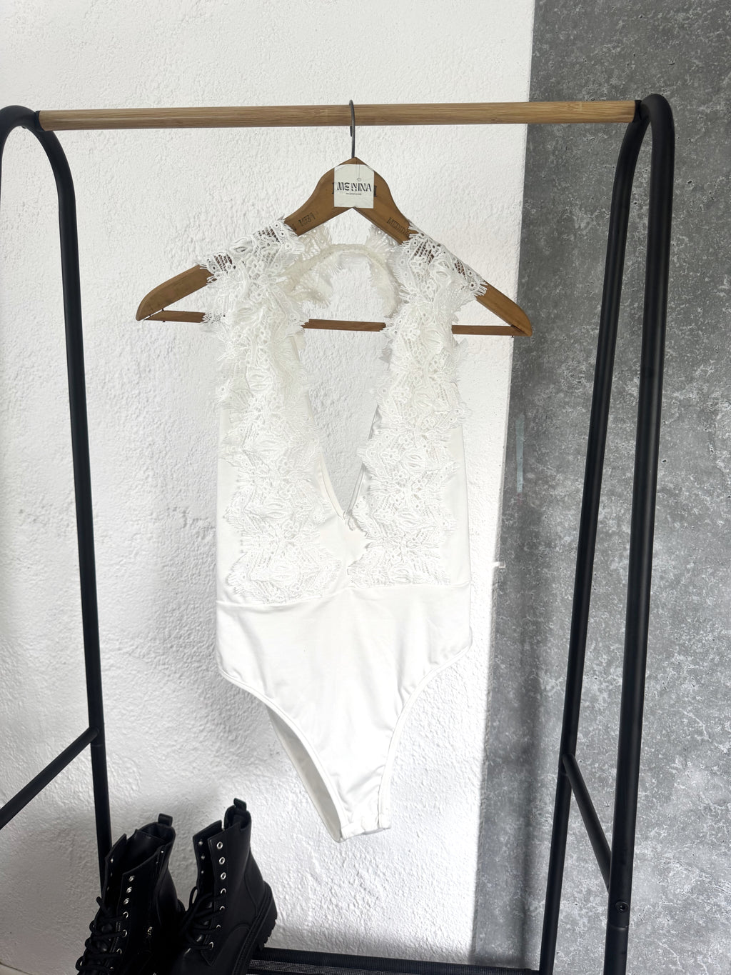 Body blanco, cuello de encaje