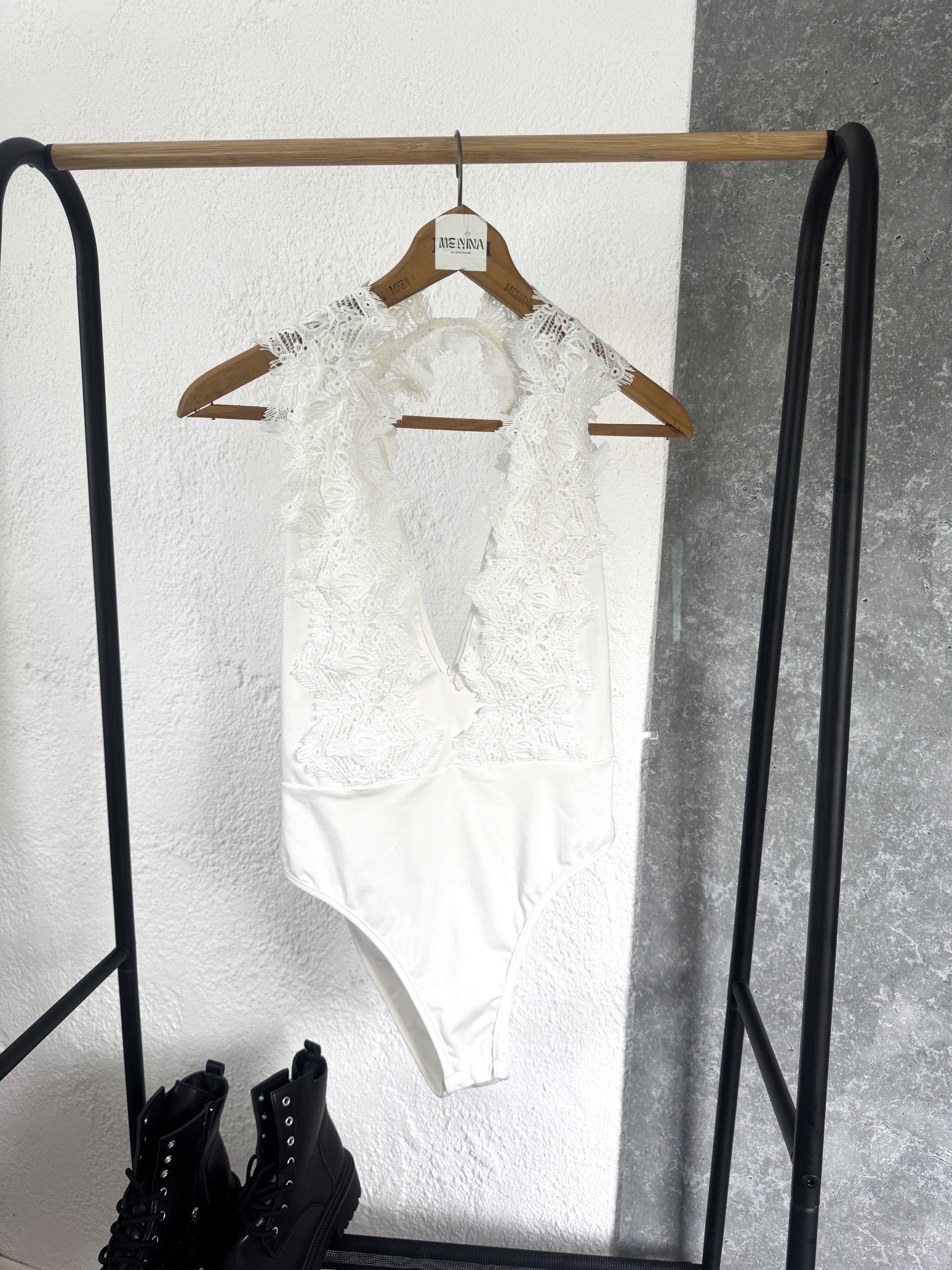 Body blanco, cuello de encaje