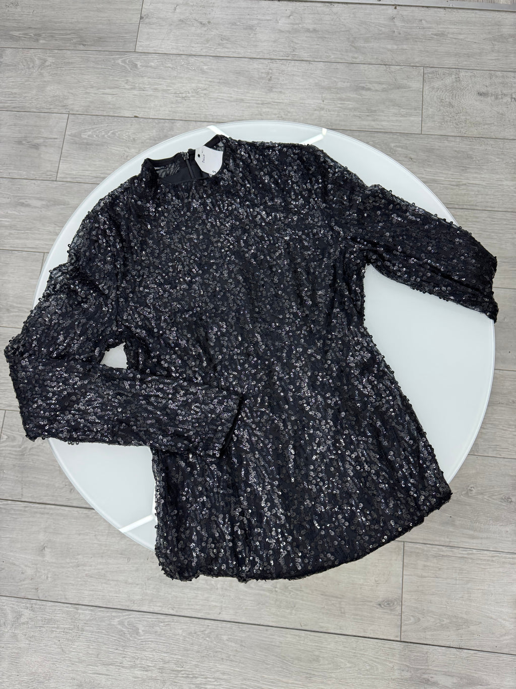 Vestido negro manga larga con lentejuelas