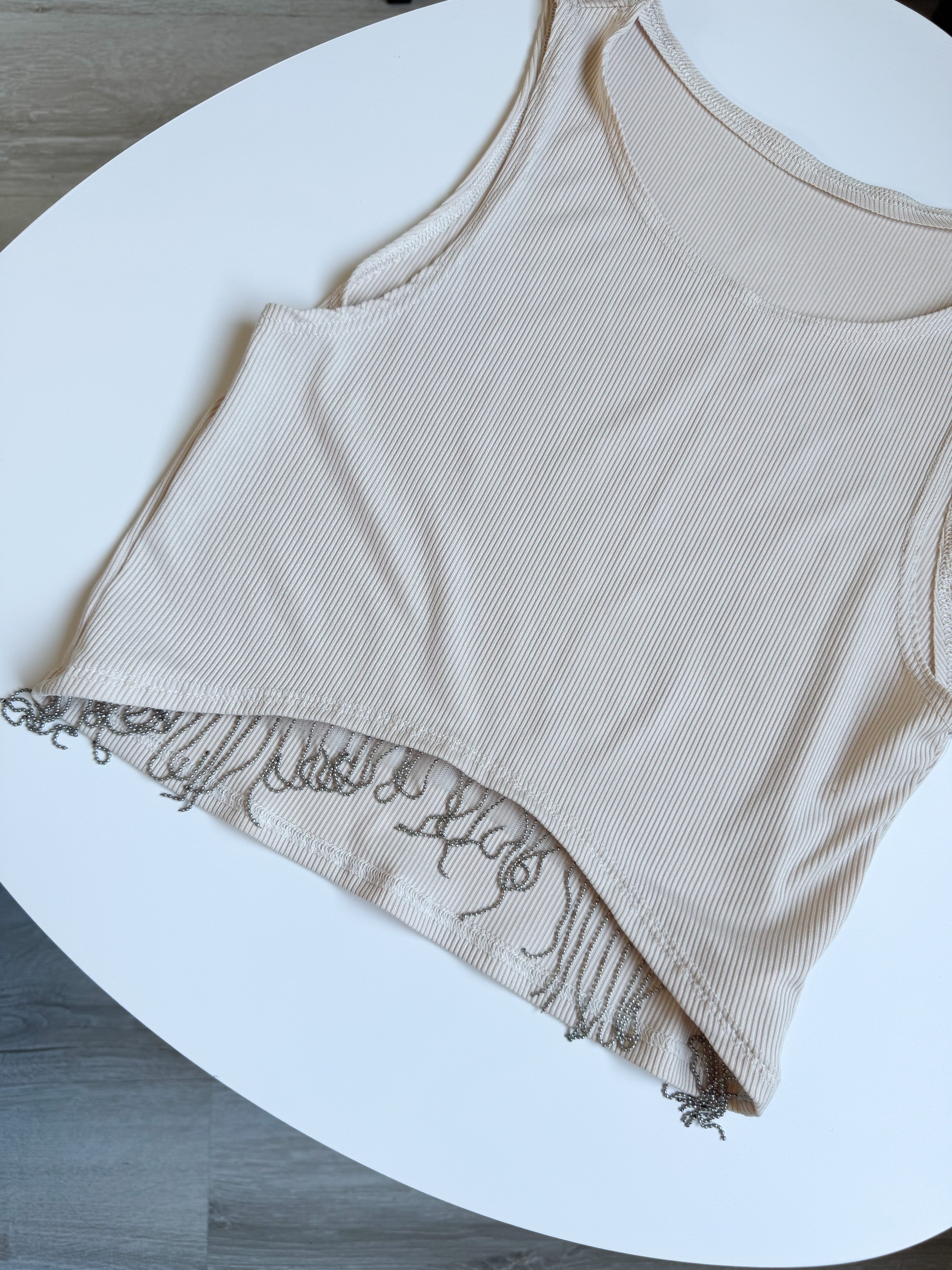 Top con tiras plateadas