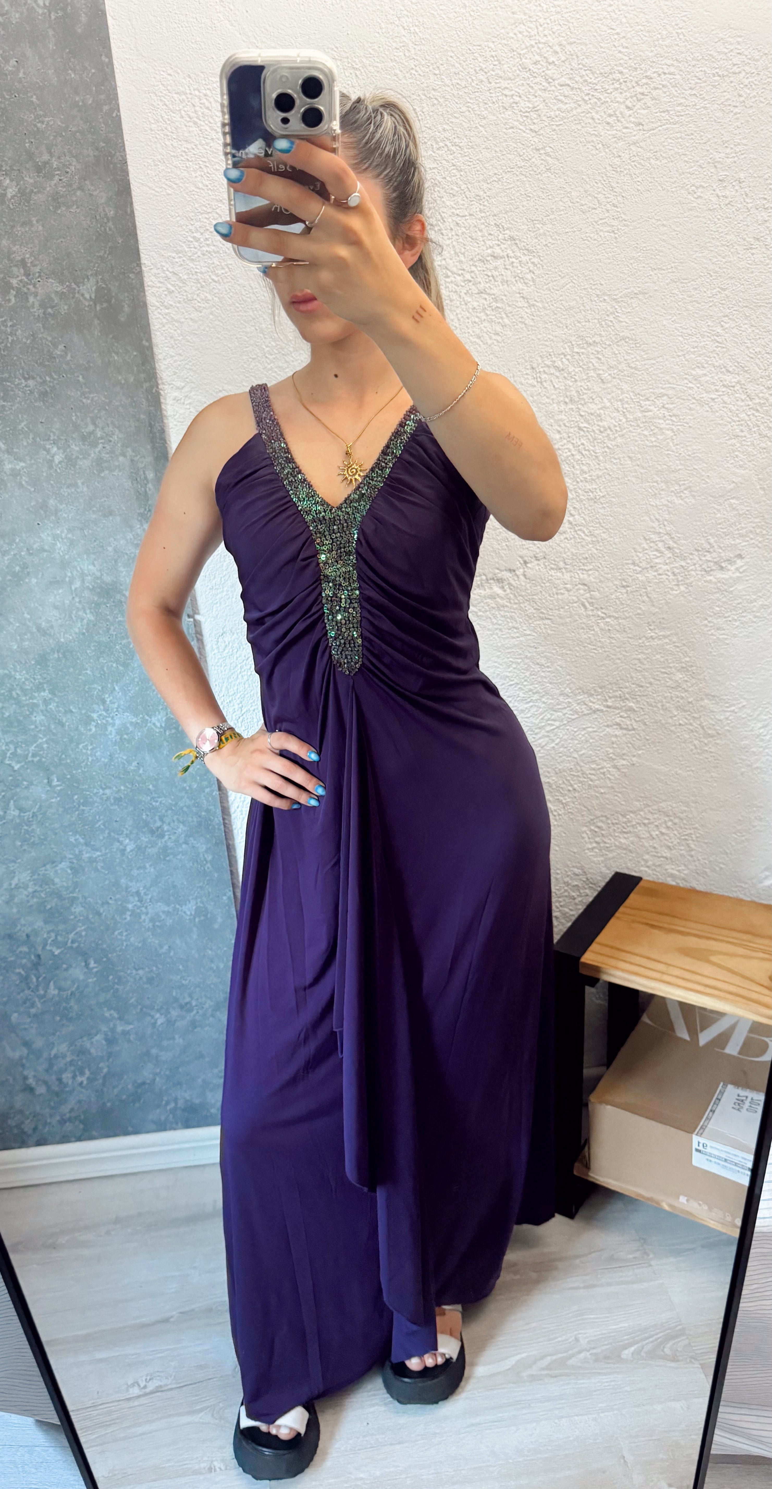 Vestido de fiesta violeta con brillos adelante