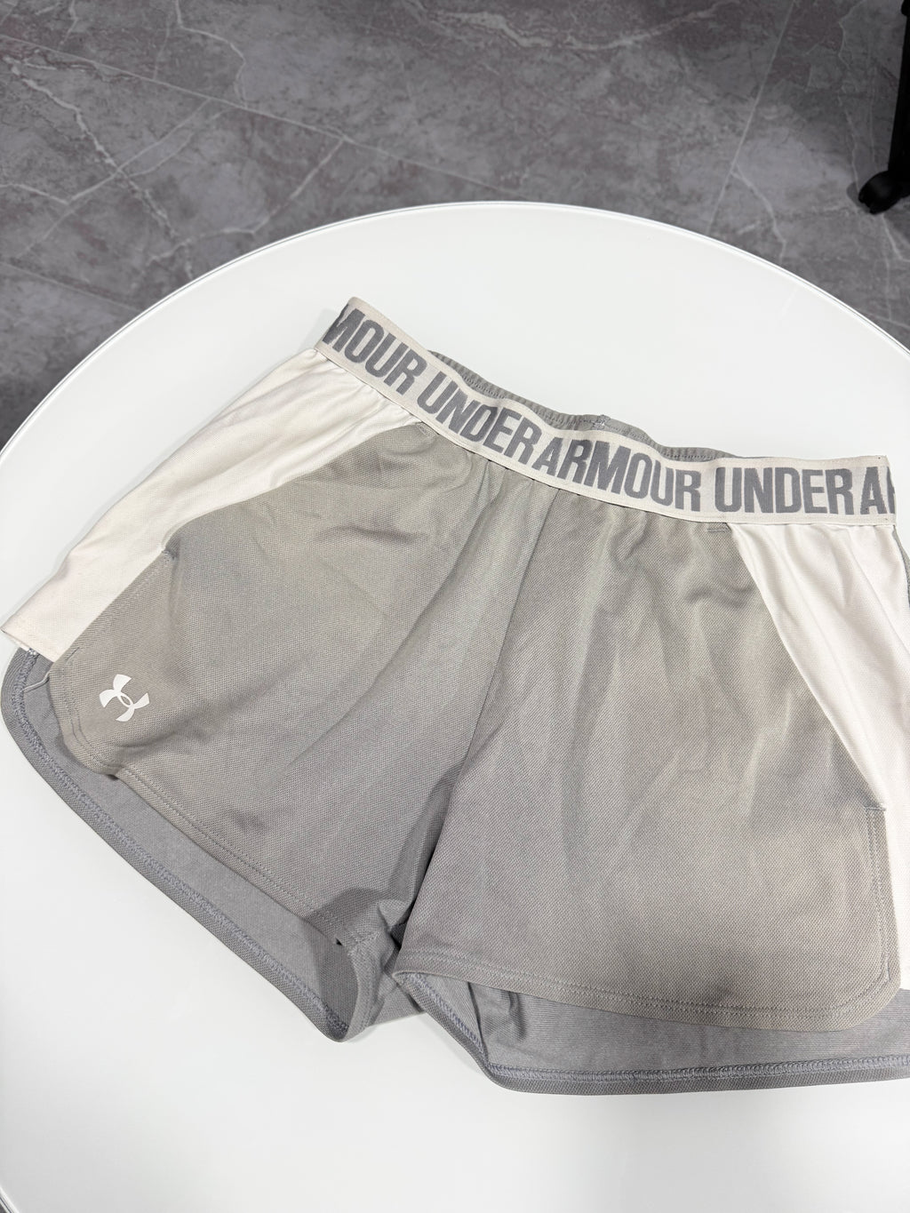 Short Under Armour deportivo gris