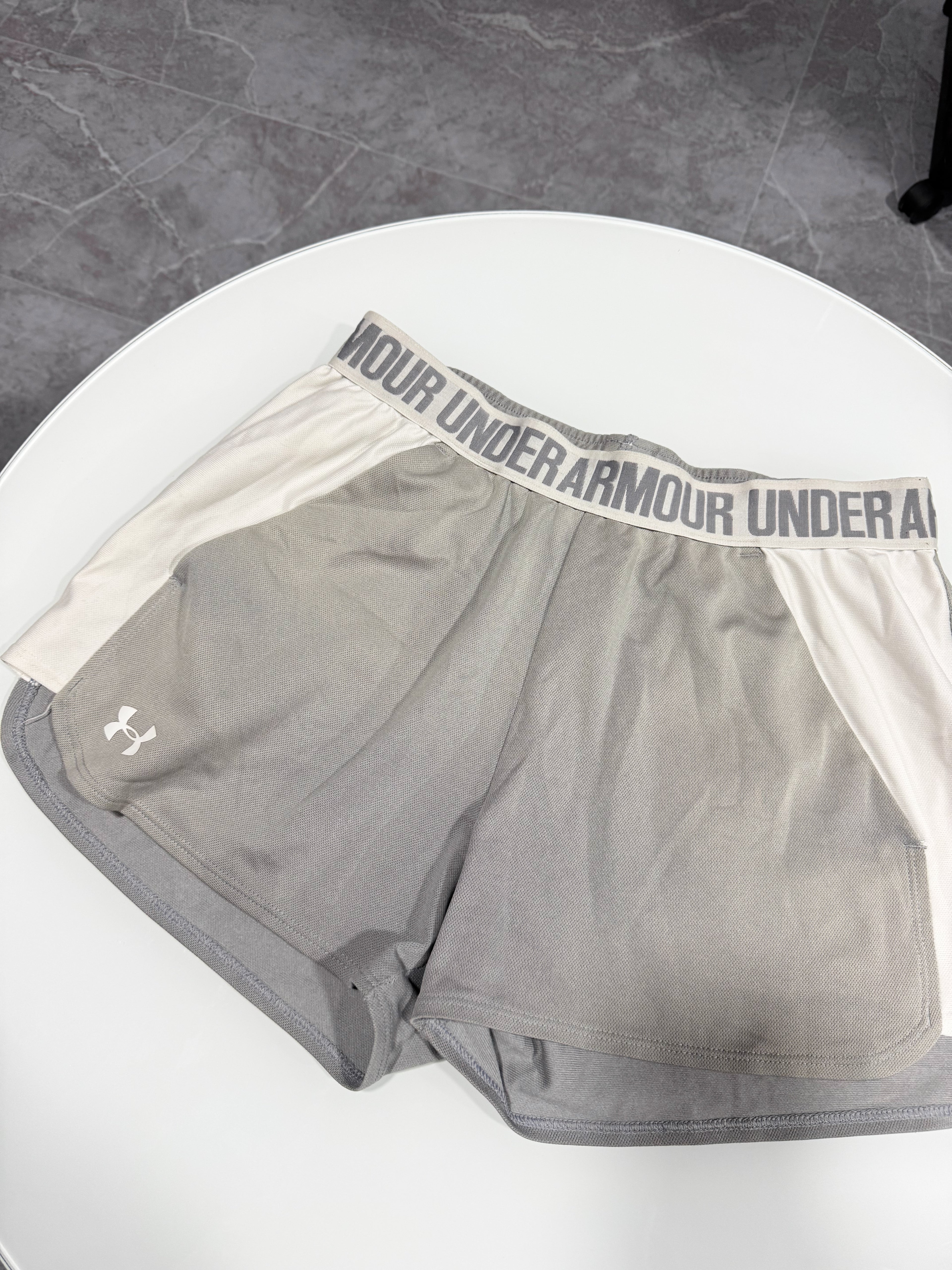 Short Under Armour deportivo gris