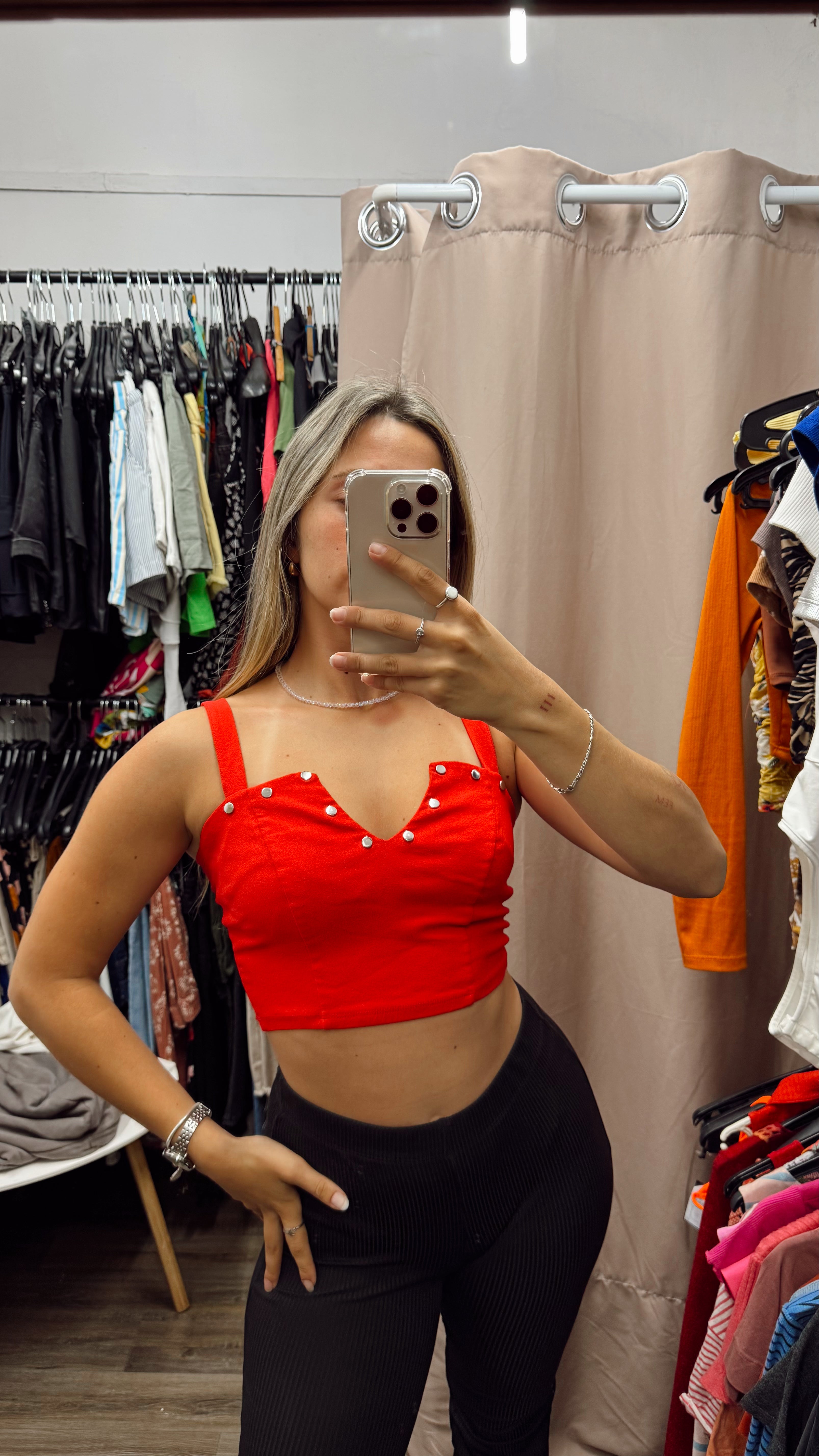 Top rojo con tachas