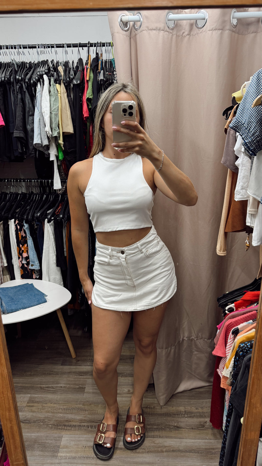 Short pollera blanco con costuras marrones *con detalle