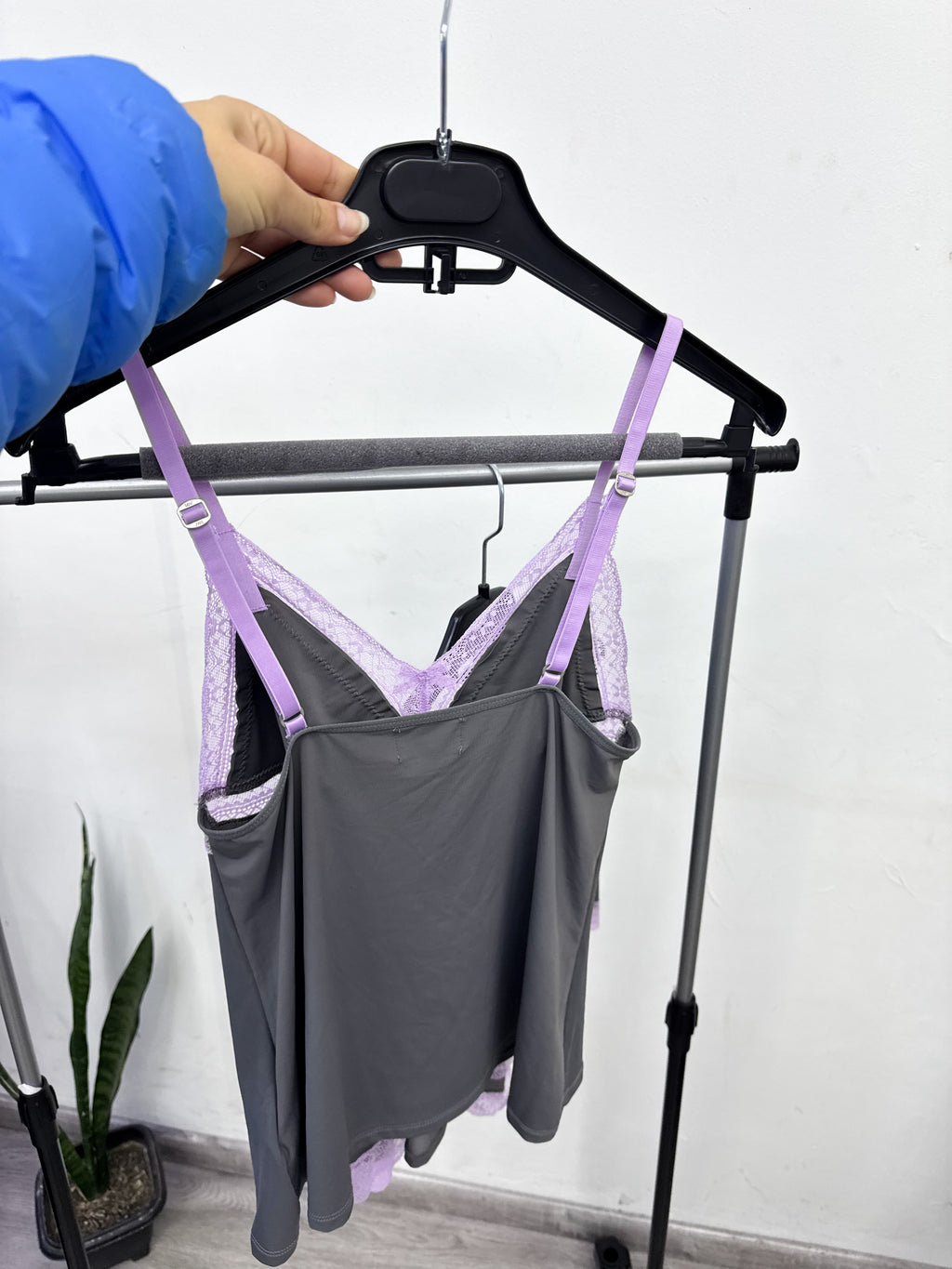 Conjunto pijama gris con encaje en lila
