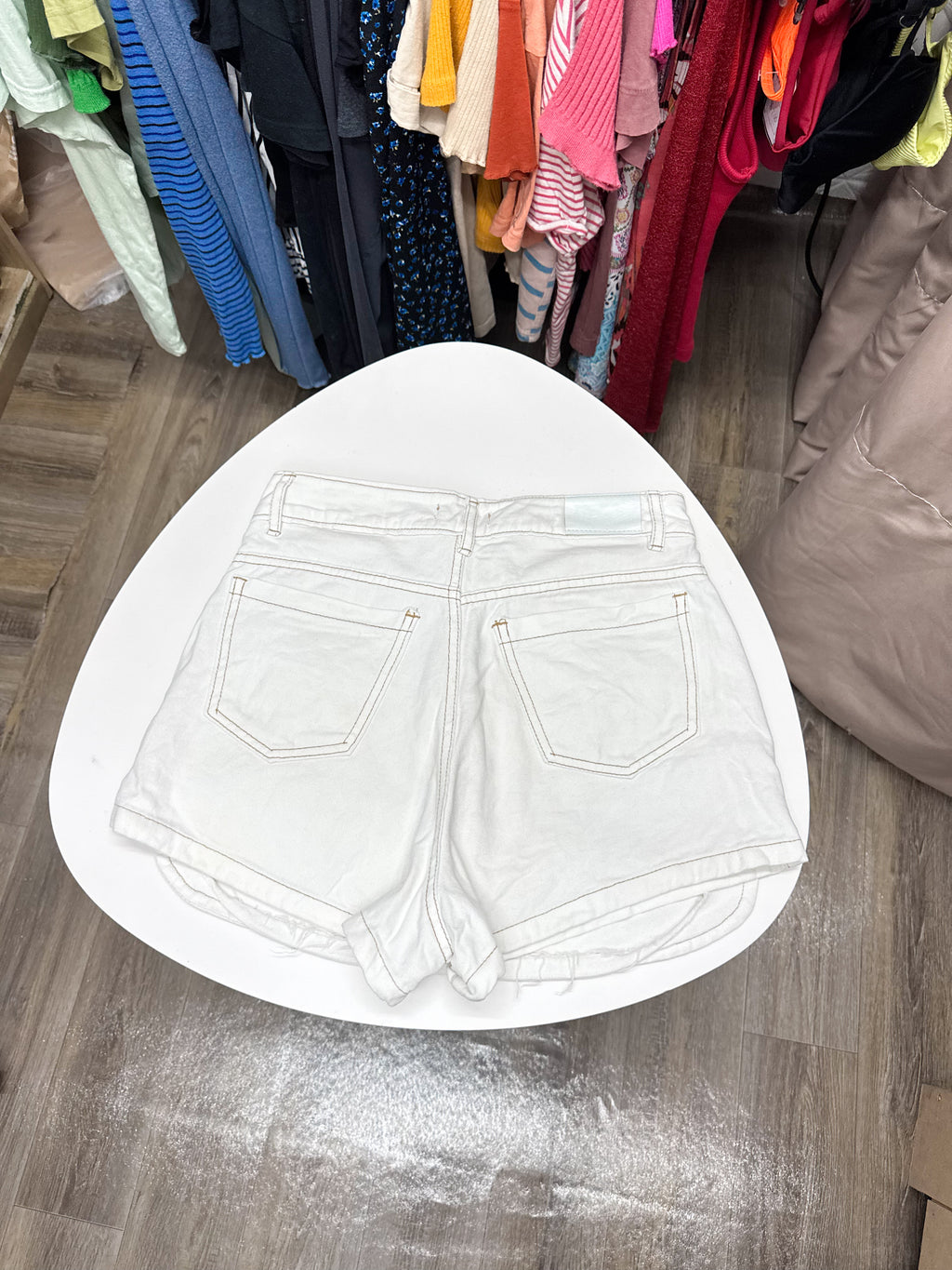 Short pollera blanco con costuras marrones *con detalle