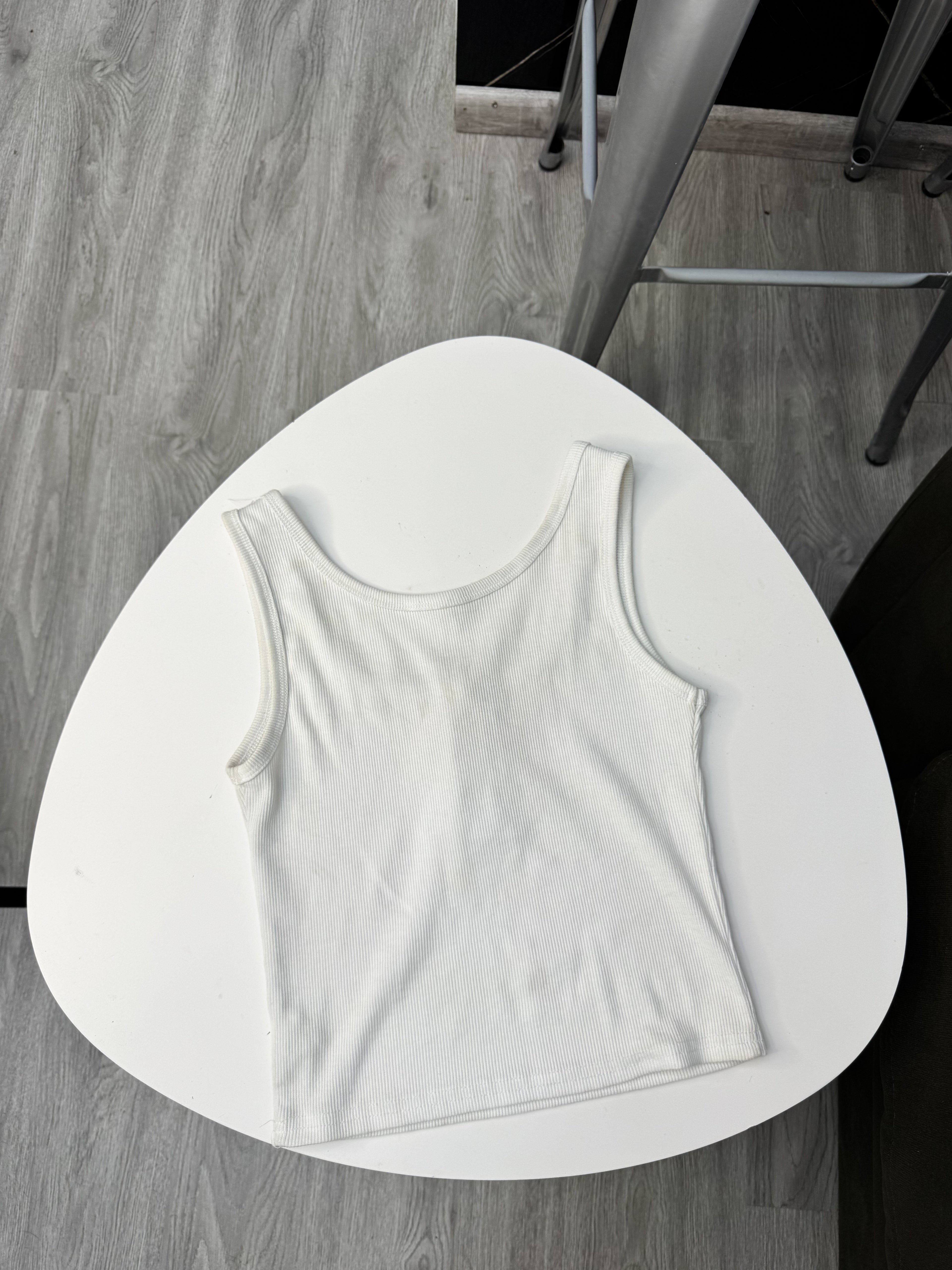 Top musculosa blanco con botones