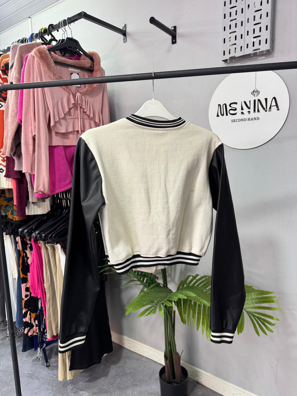 Bomber cuerina y beige