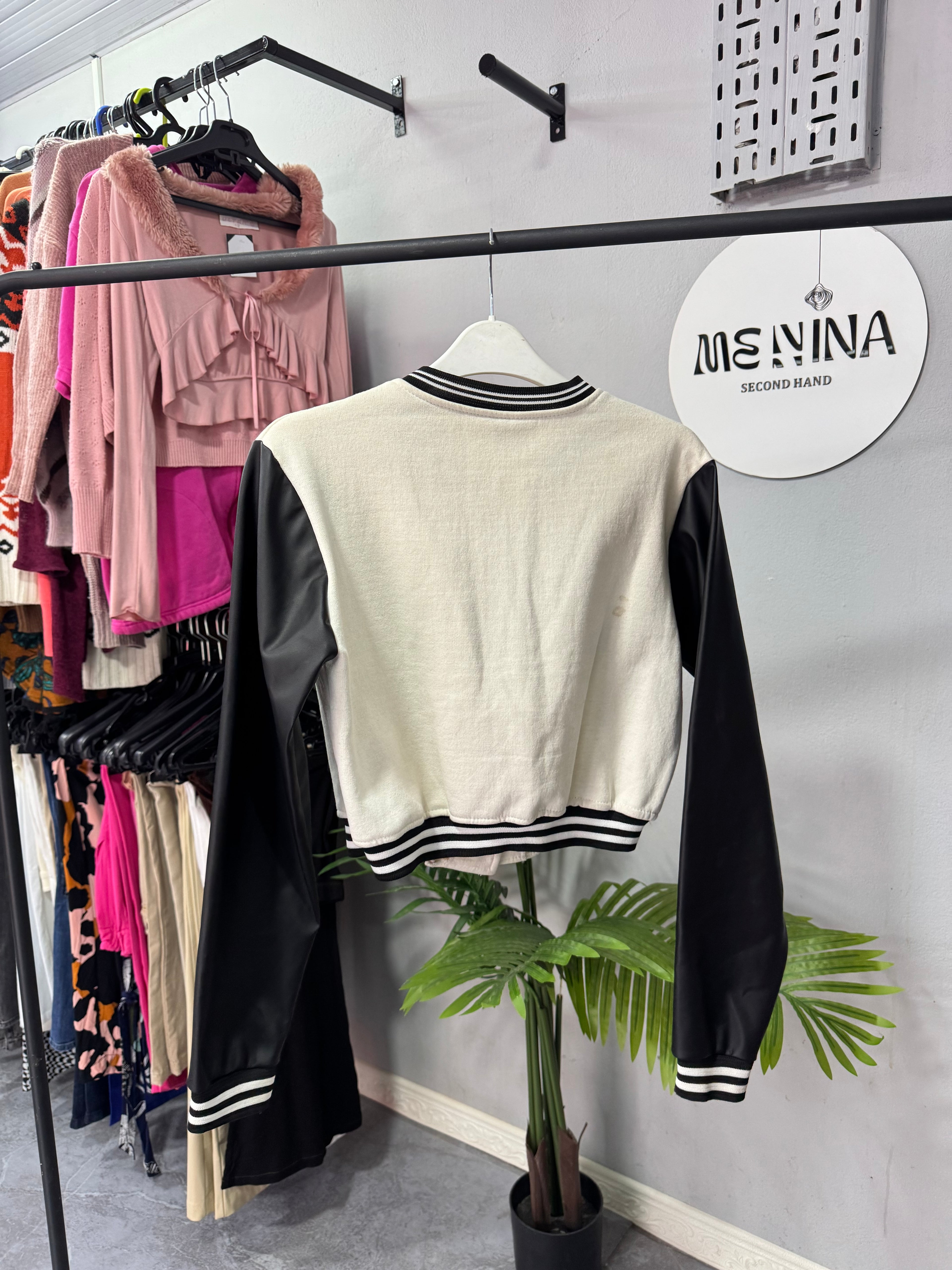 Bomber cuerina y beige