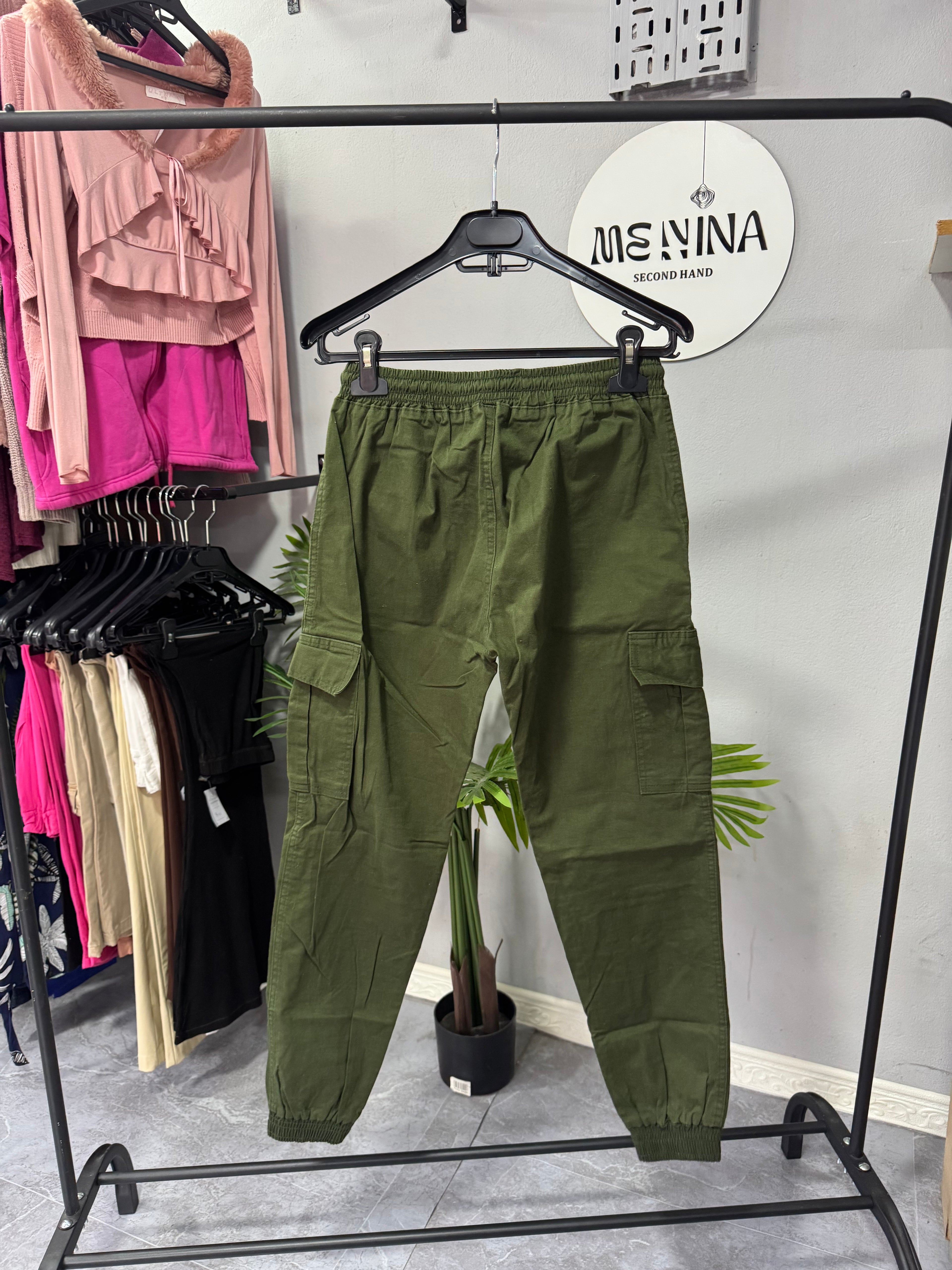 Cargo verde con puños