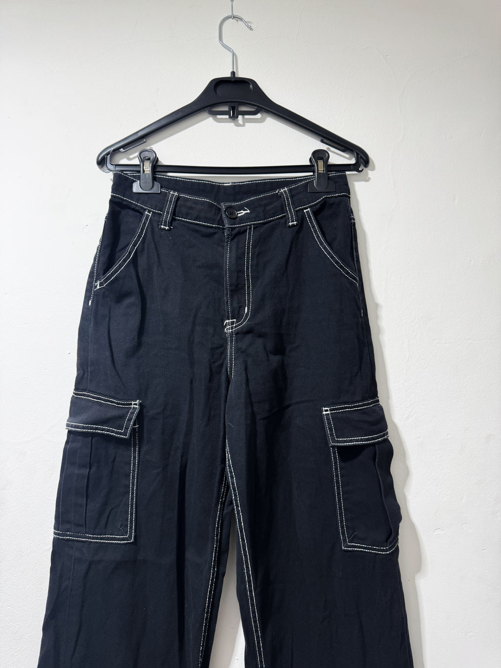 Jean negro con costuras blancas