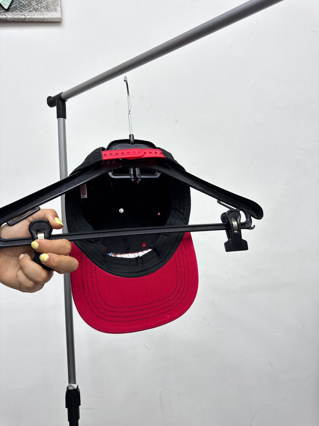 Gorra Marvel negra y rojo