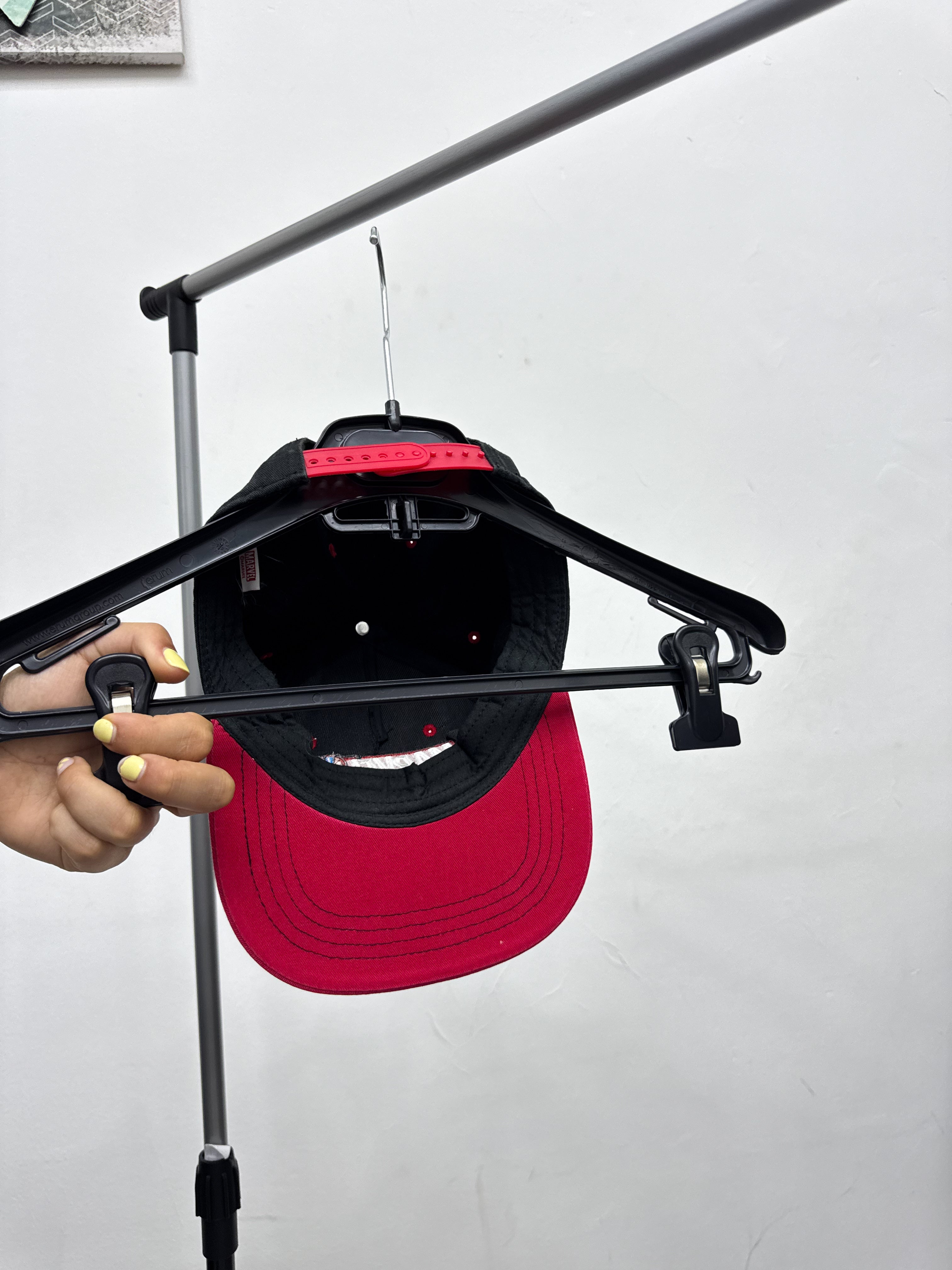 Gorra Marvel negra y rojo