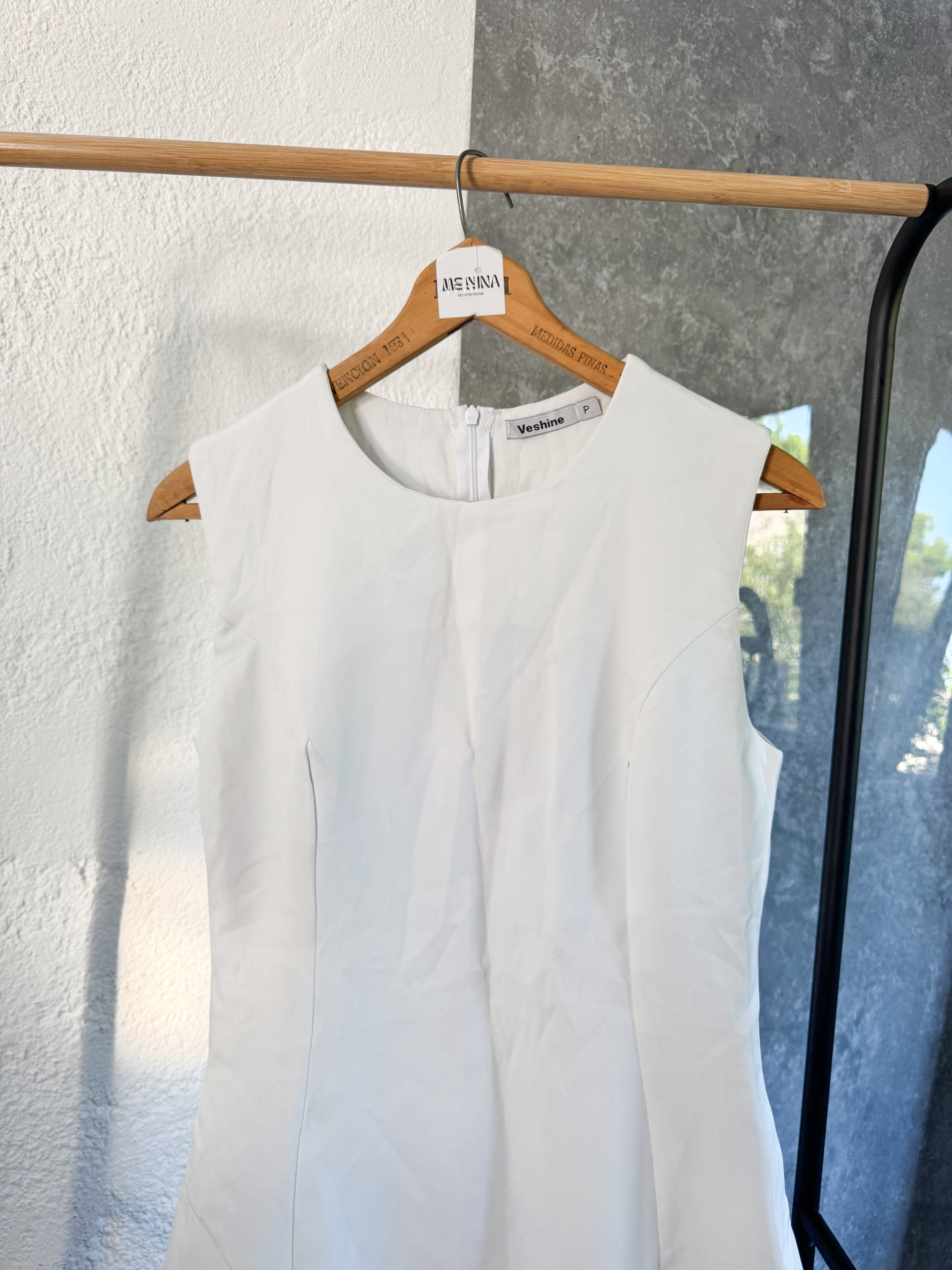 Vestido blanco con botones dorados