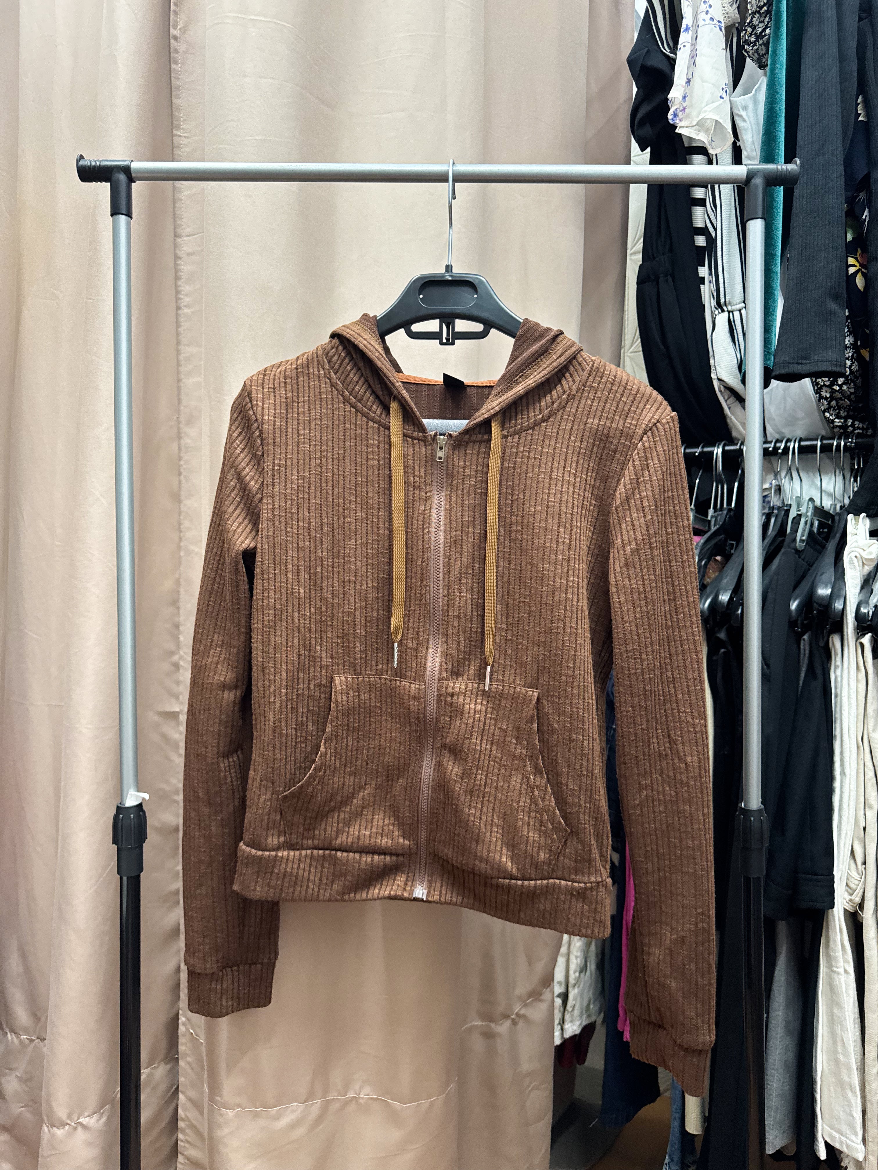 Campera tipo deportiva marrón