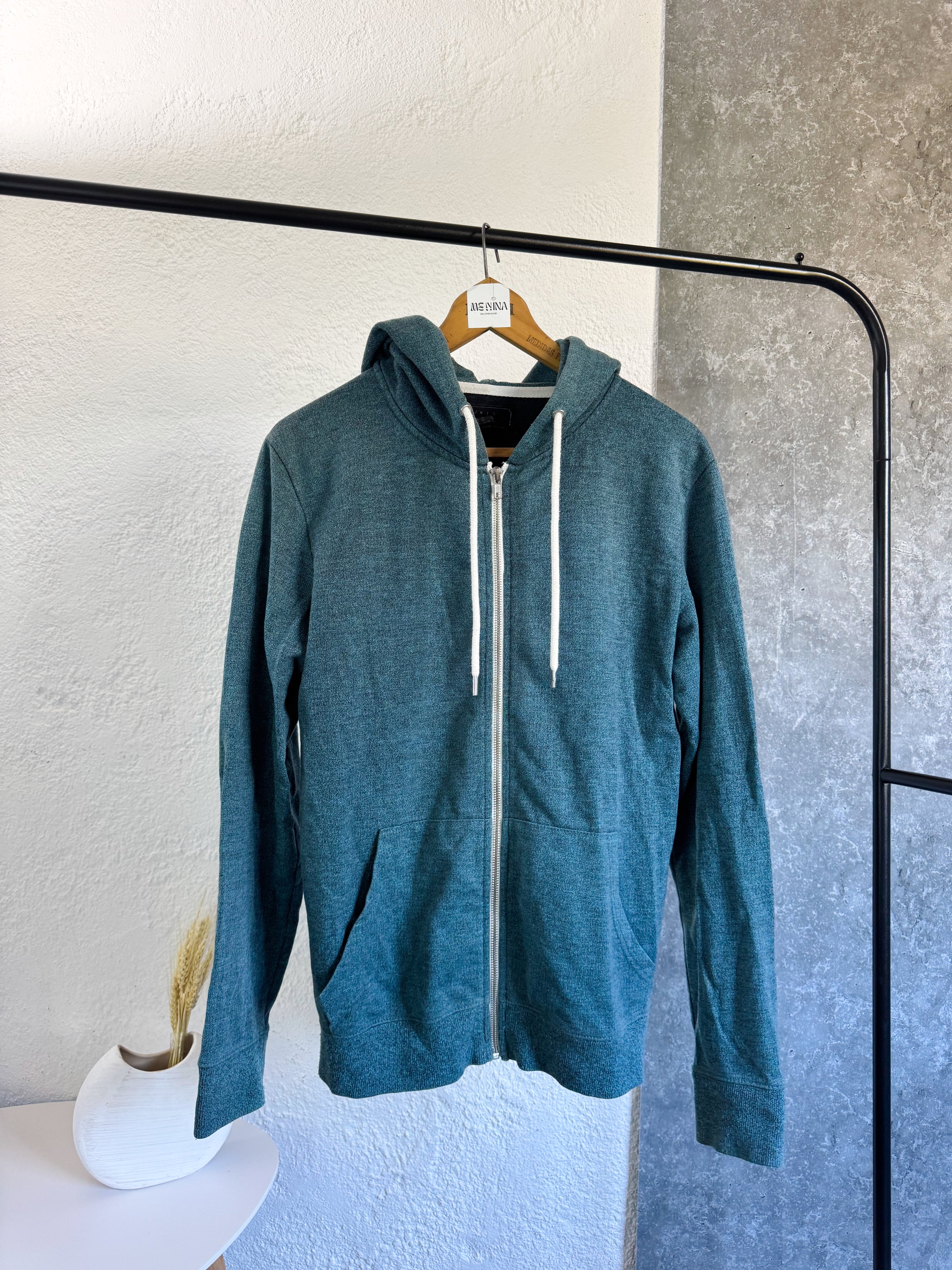 Campera deportiva celeste talle M