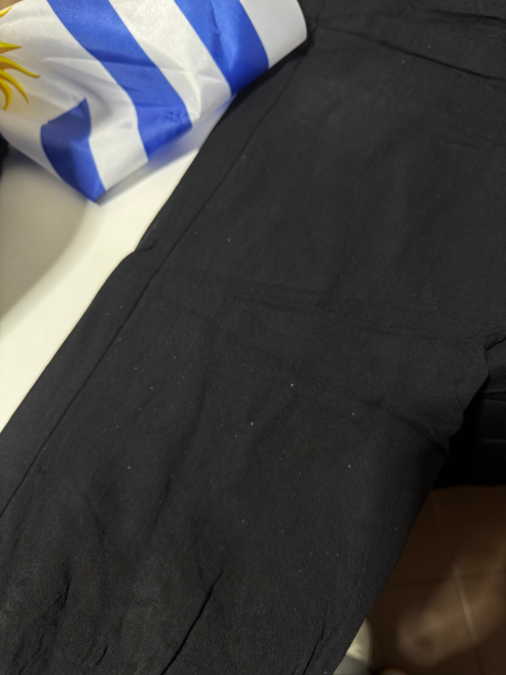 Pantalón negro con puños y bolsillos