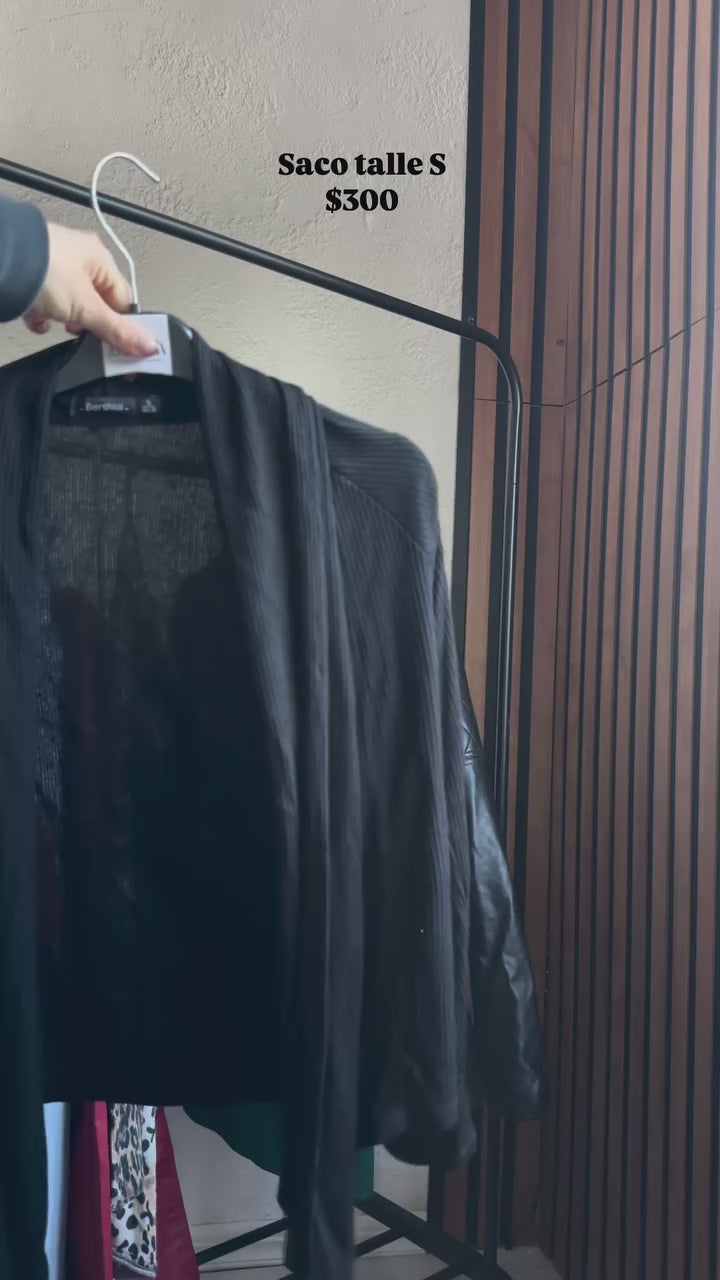 Saquito negro talle S